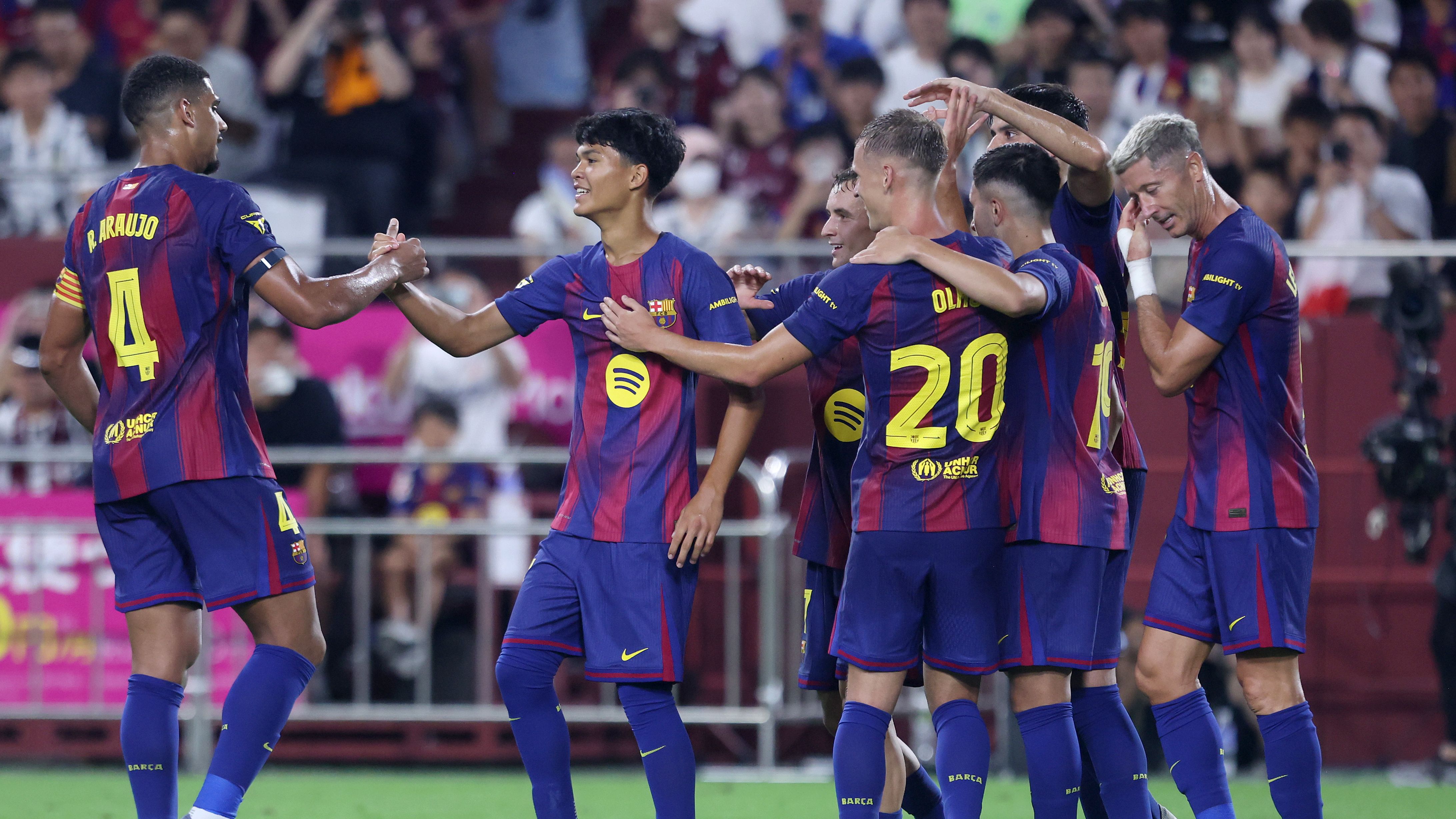 Bus du Barça encerclé par des fans d'Espanyol lors du derby en Espagne