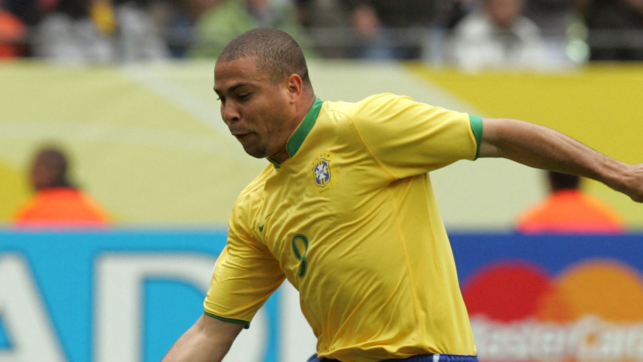 TOPSHOT-FBL-WC2006-MATCH55-BRA-GHA-GOAL