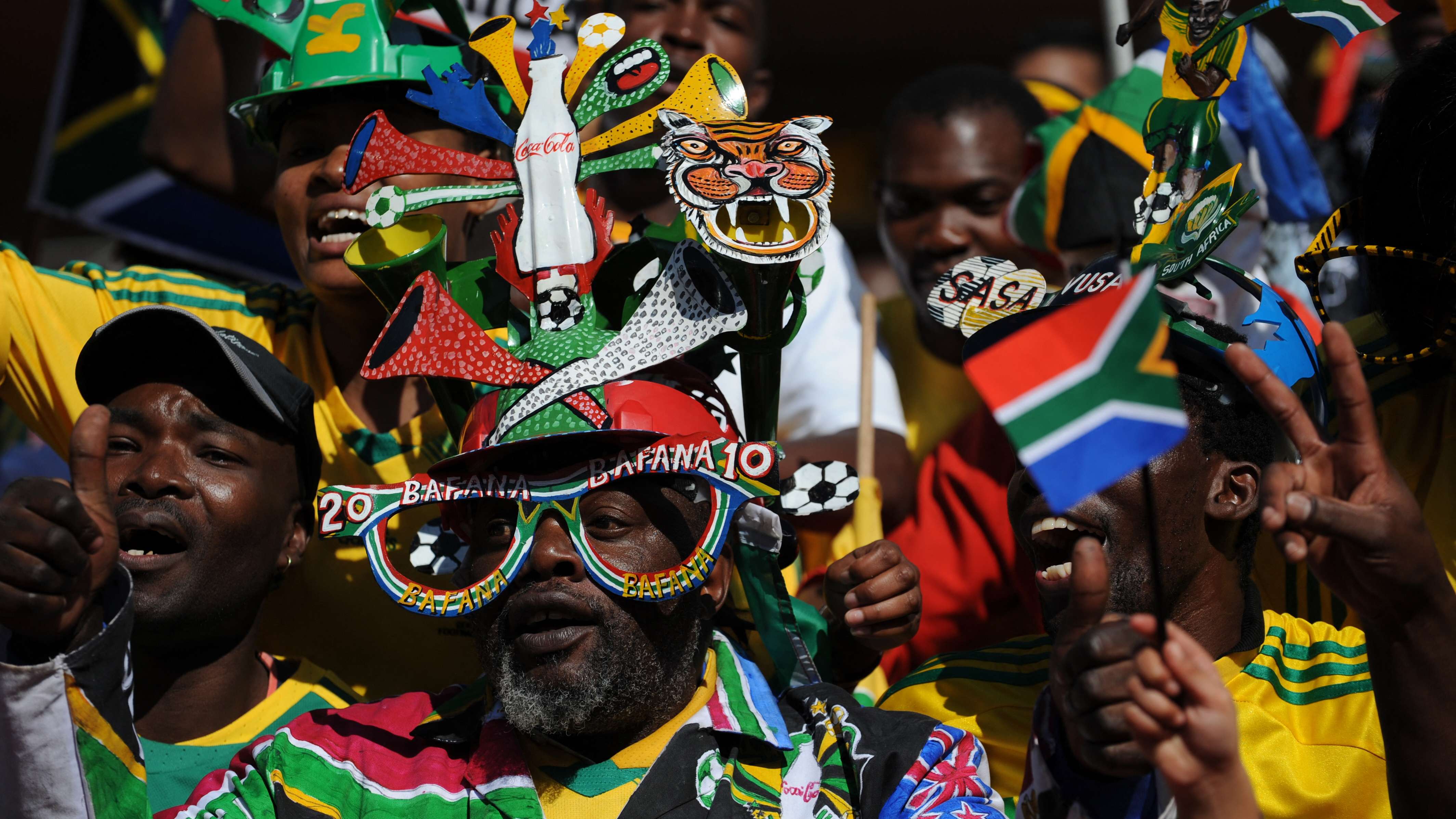 TOPSHOT-FBL-WC2010-CONFED-RSA-IRQ-MATCH1-SUPPORTERS
