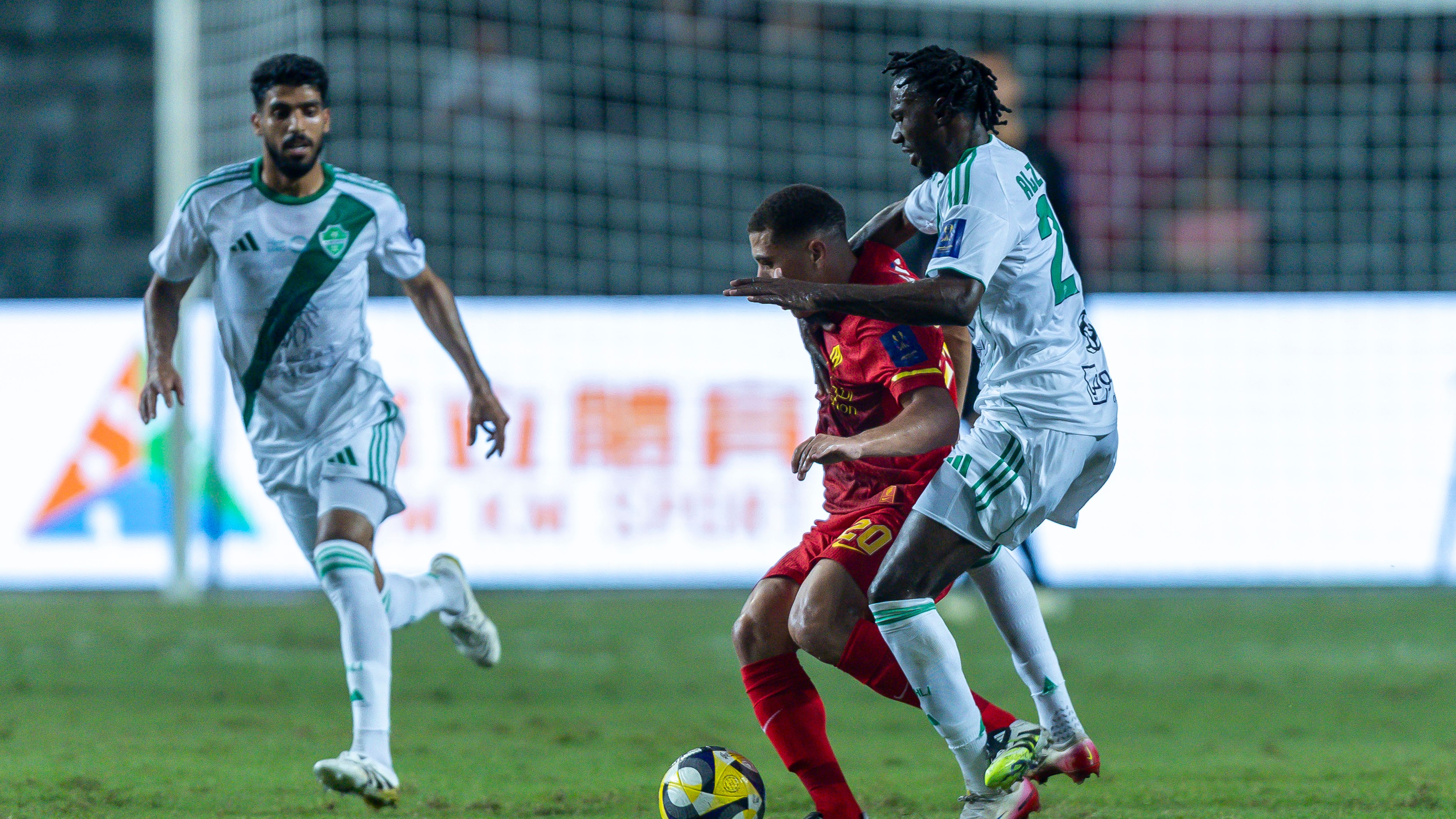Al-Ahli frente a Al-Taawon en la Saudi Pro League; cesión de Yasin Al-Zubaydi