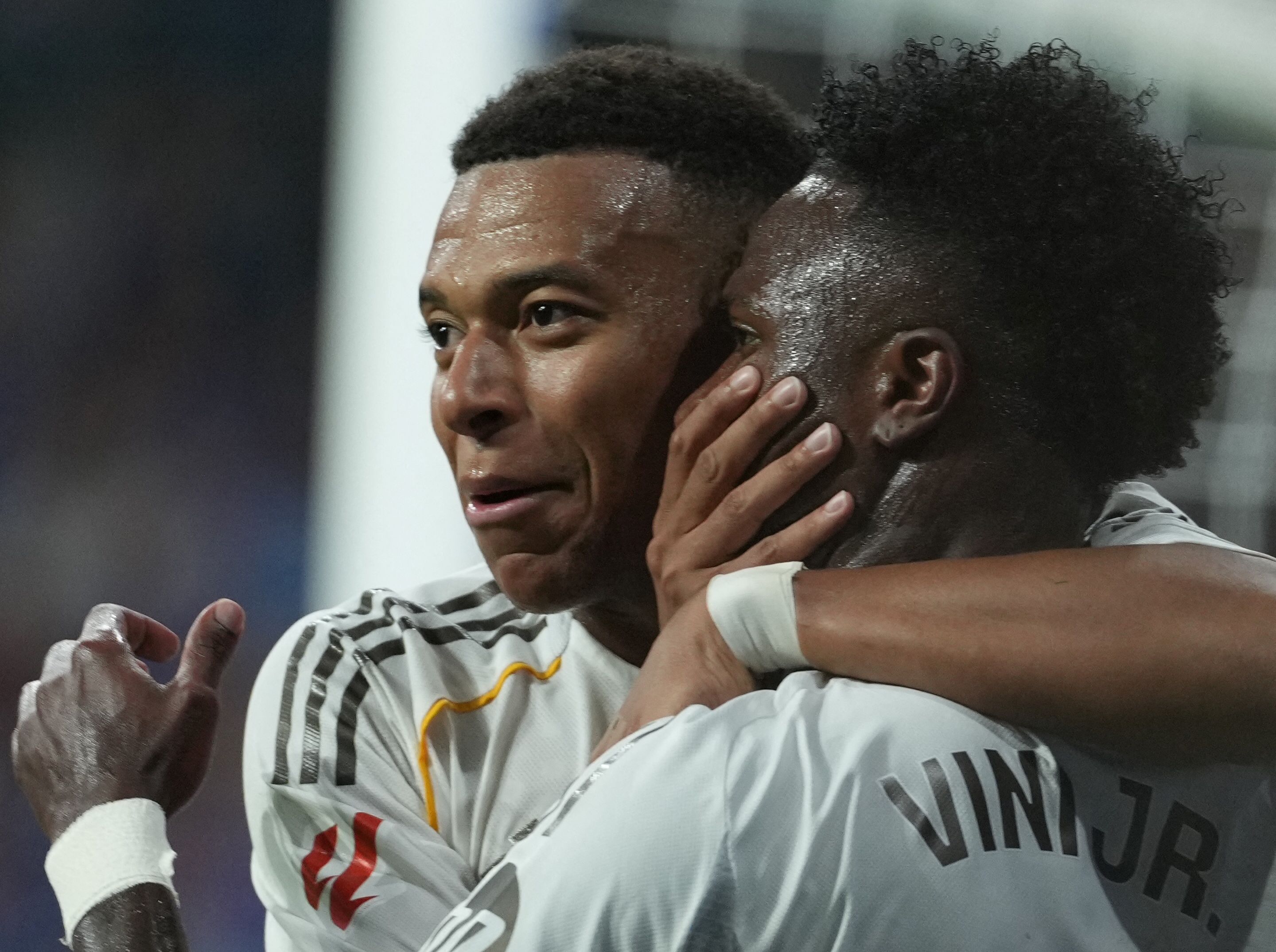 克拉西科前的皇马巴萨内幕：薪资争议与傷病潮