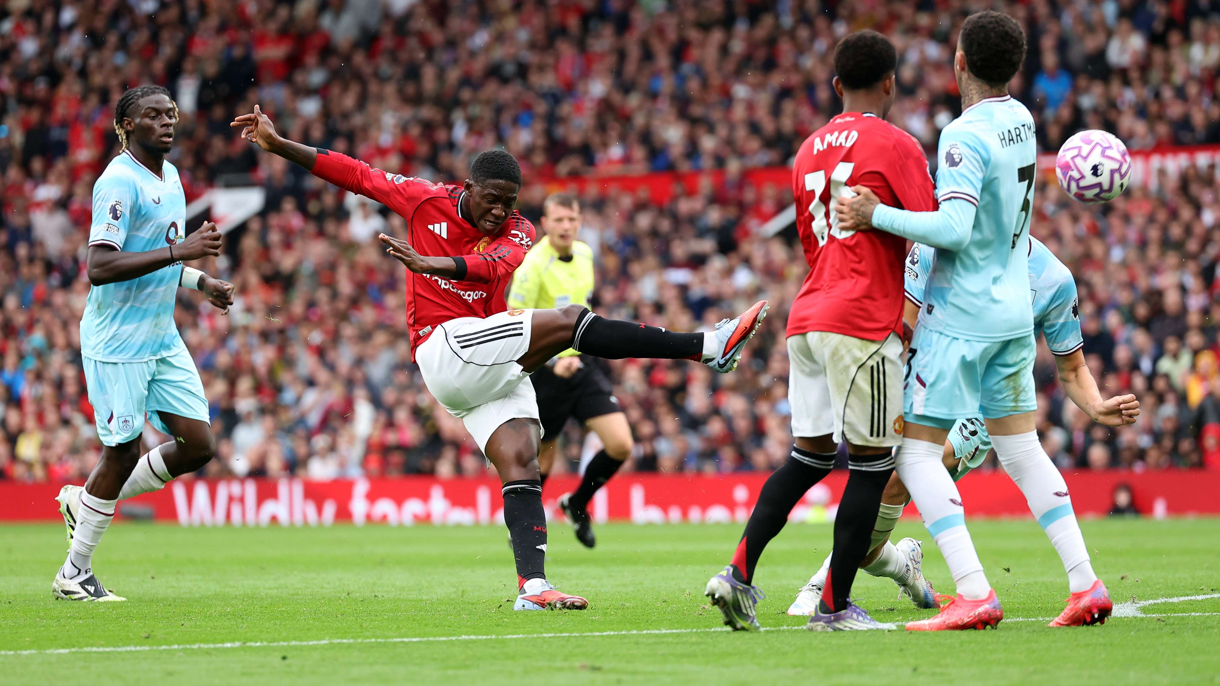 Manchester United v Burnley - Premier League