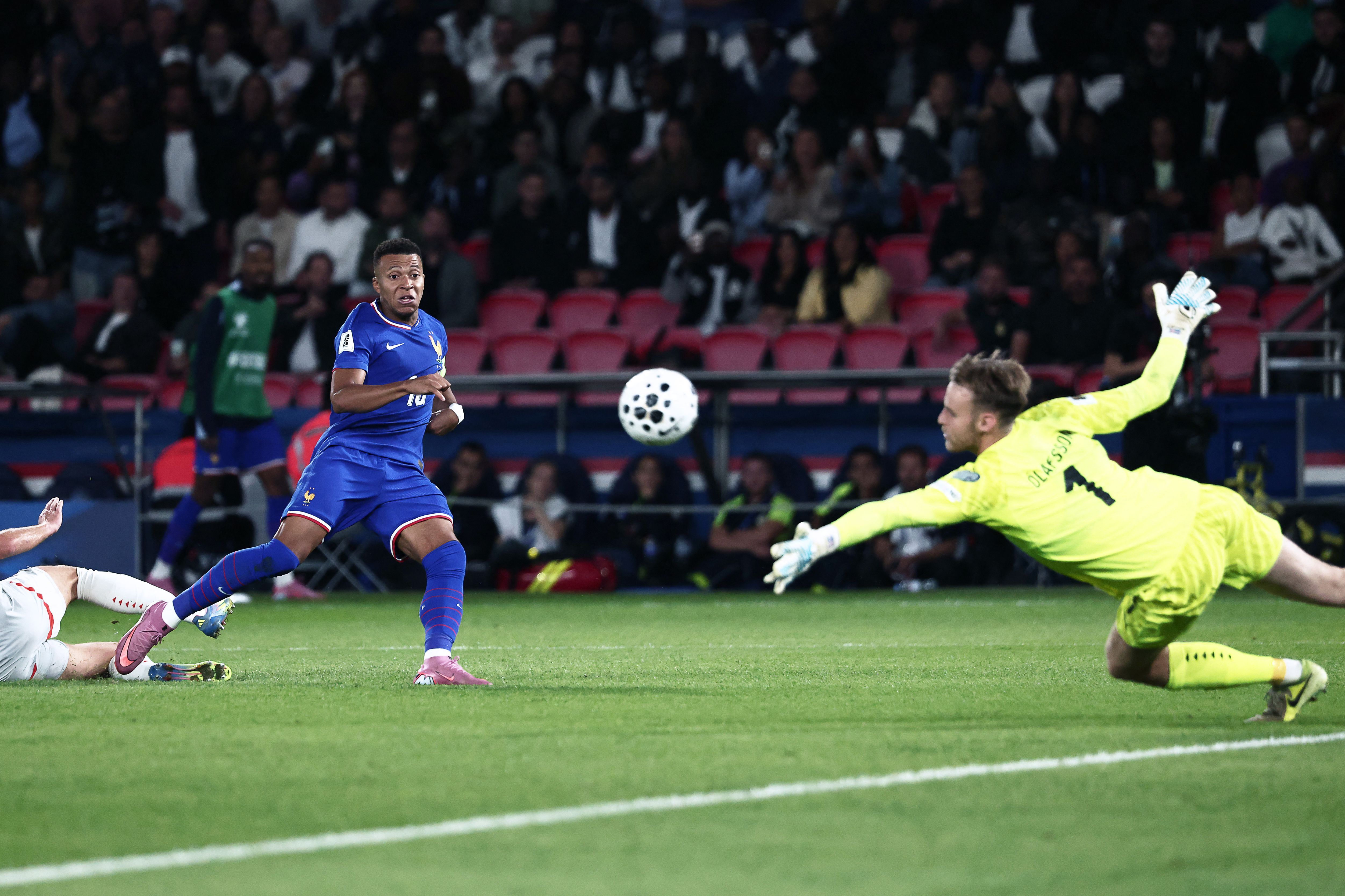 TOPSHOT-FBL-WC-2026-EUR-QUALIFIERS-FRA-ISL