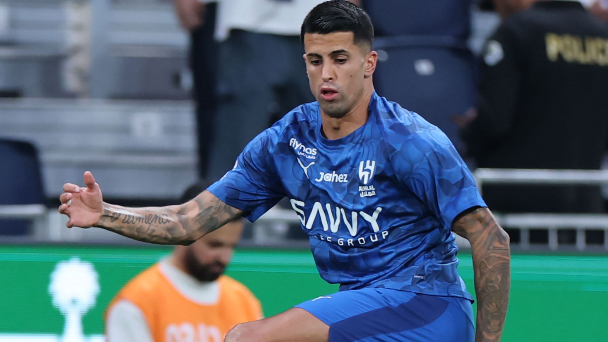قانوني يفجرها.. هل يحق للهلال مقاضاة كانسيلو؟