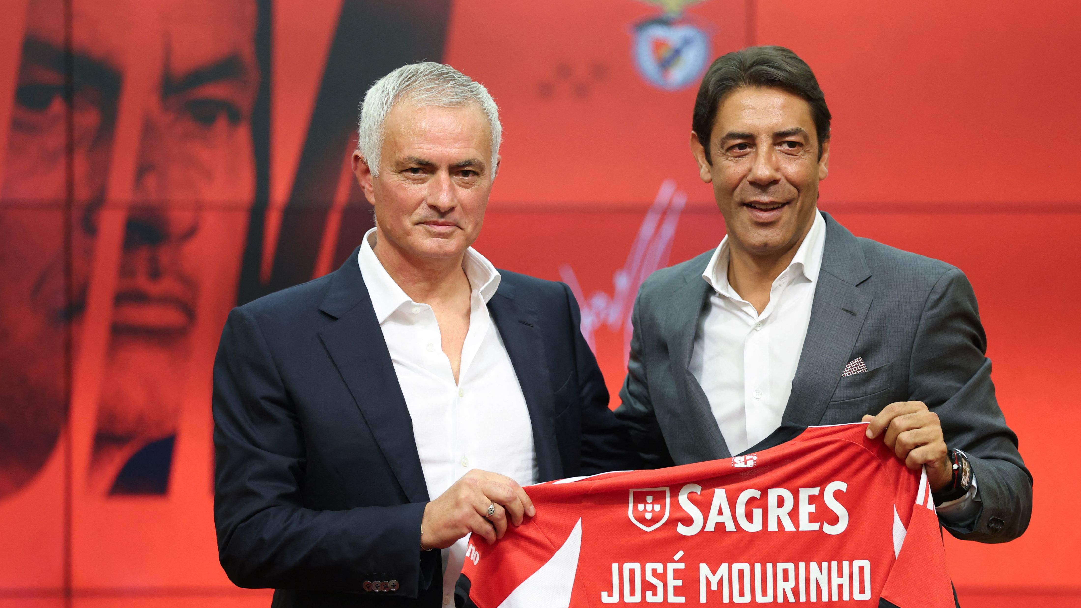 TOPSHOT-FBL-POR-LIGA-BENFICA-MOURINHO