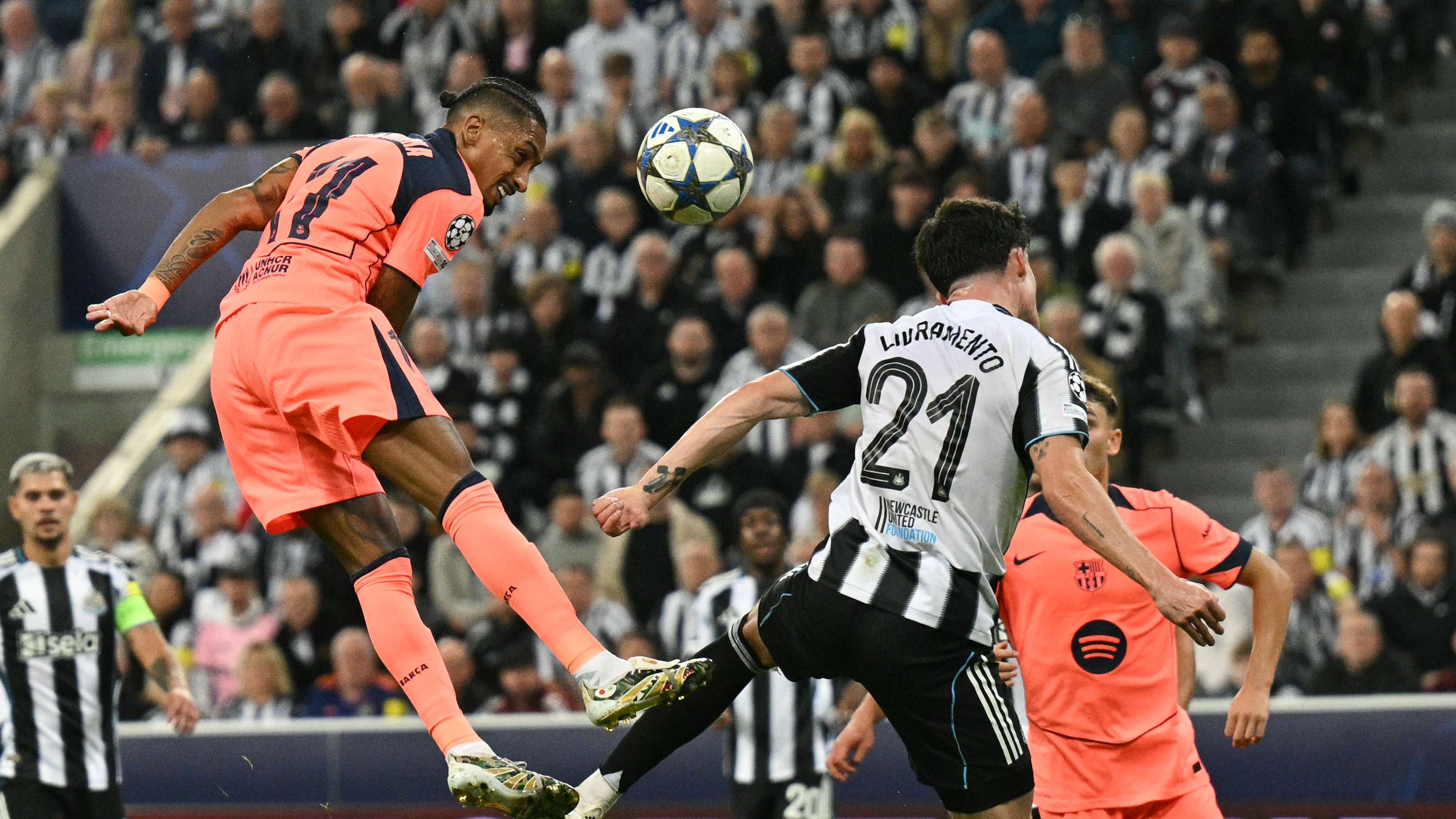 TOPSHOT-FBL-EUR-C1-NEWCASTLE-BARCELONA