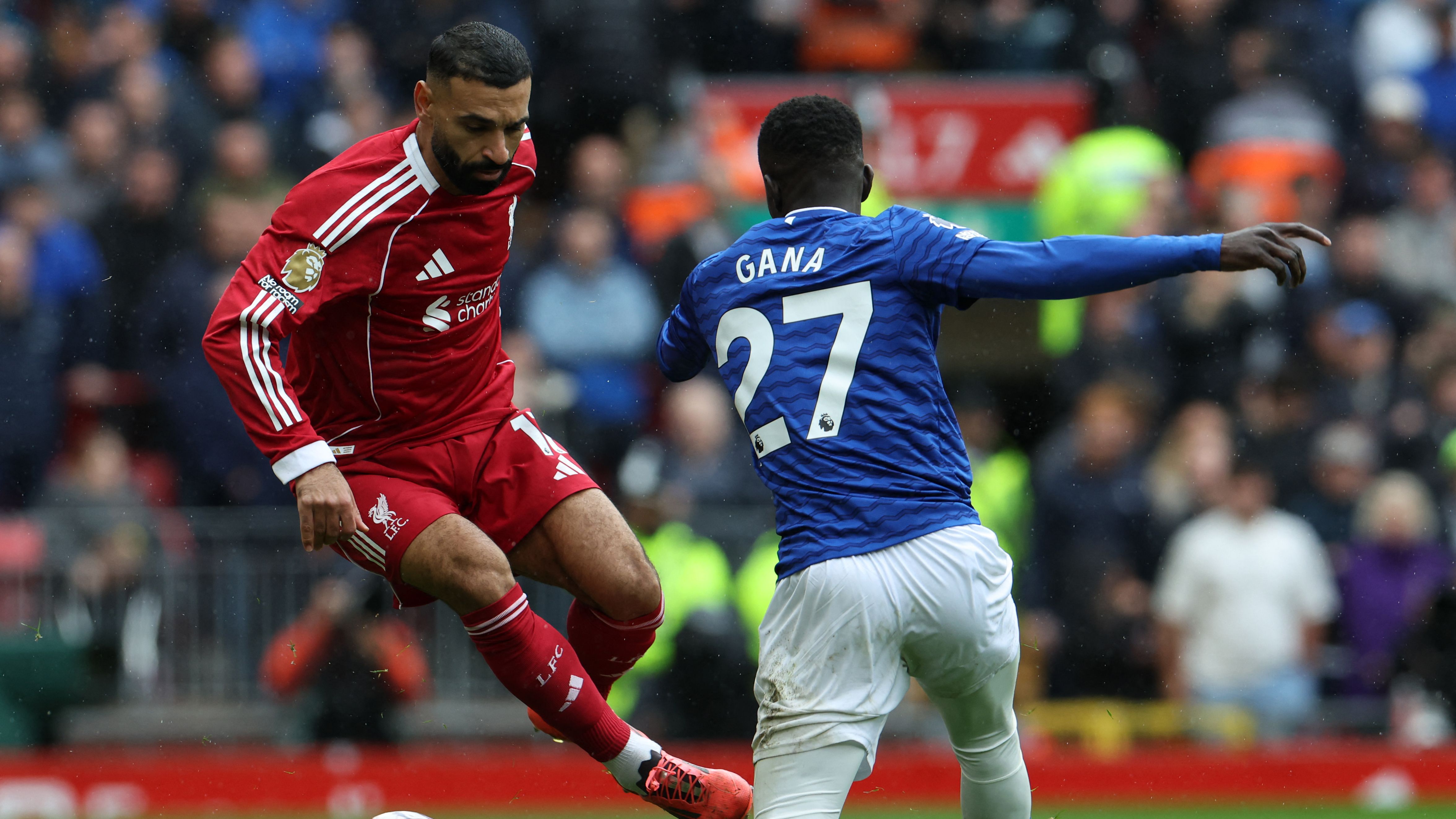 القنوات الناقلة لمباراة إيفرتون وليفربول في الدوري الإنجليزي 2025-2026: تفاصيل البث المباشر