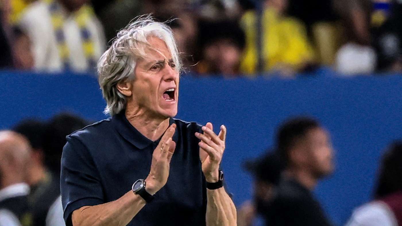Jorge Jesús dirigiendo Al Nassr antes del Clásico contra Al Ittihad, con Brozovic lesionado
