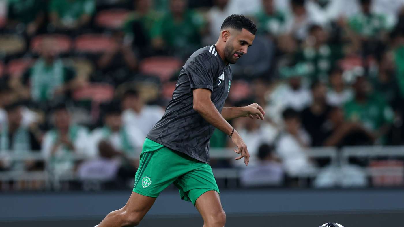 Mahrez in azione con l’Al Ahli contro l’Al Duhail nellAsia Elite