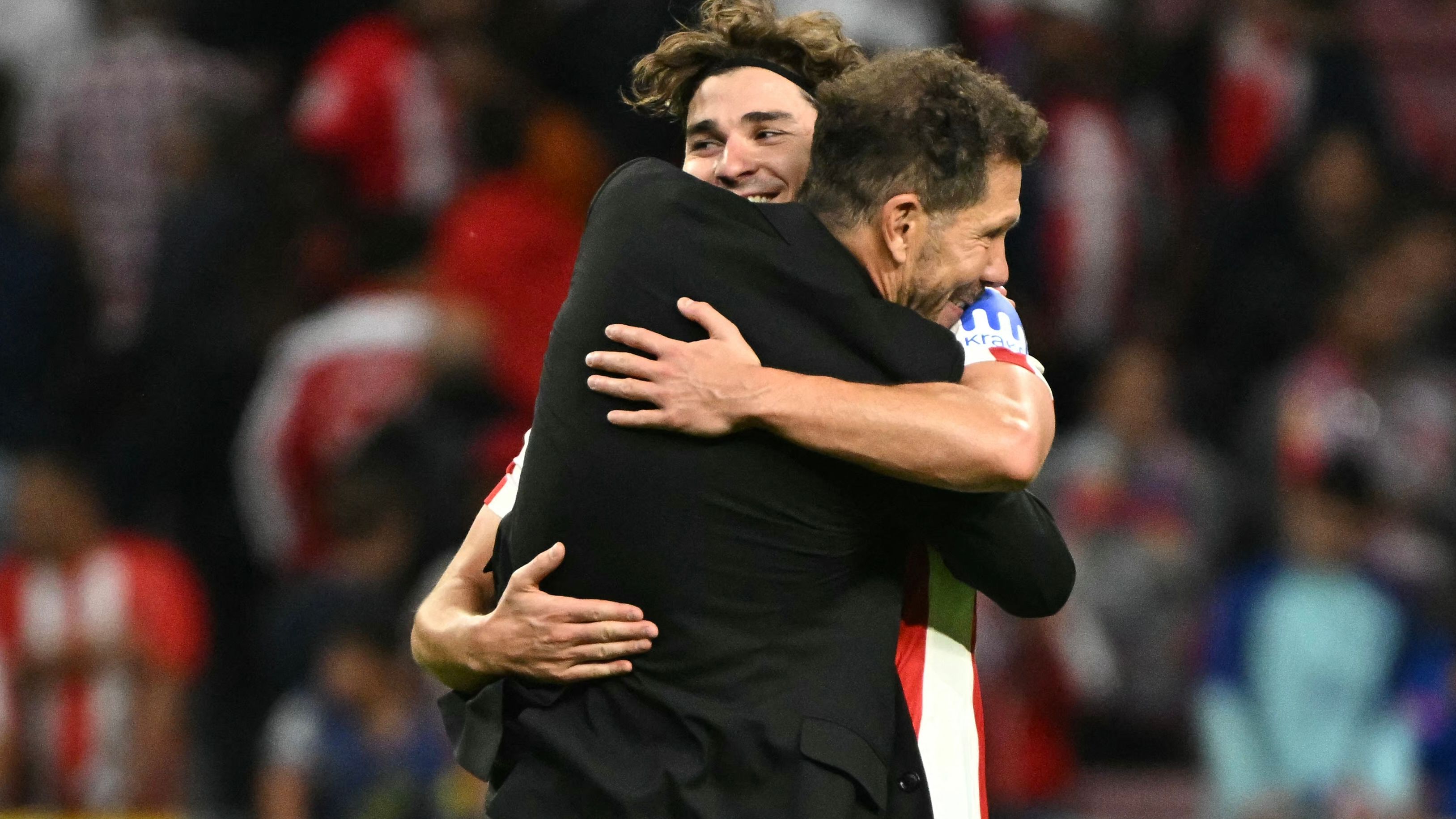 مقابلة ألفاريز وسيميوني.. ماذا حدث في مران أتلتيكو مدريد؟