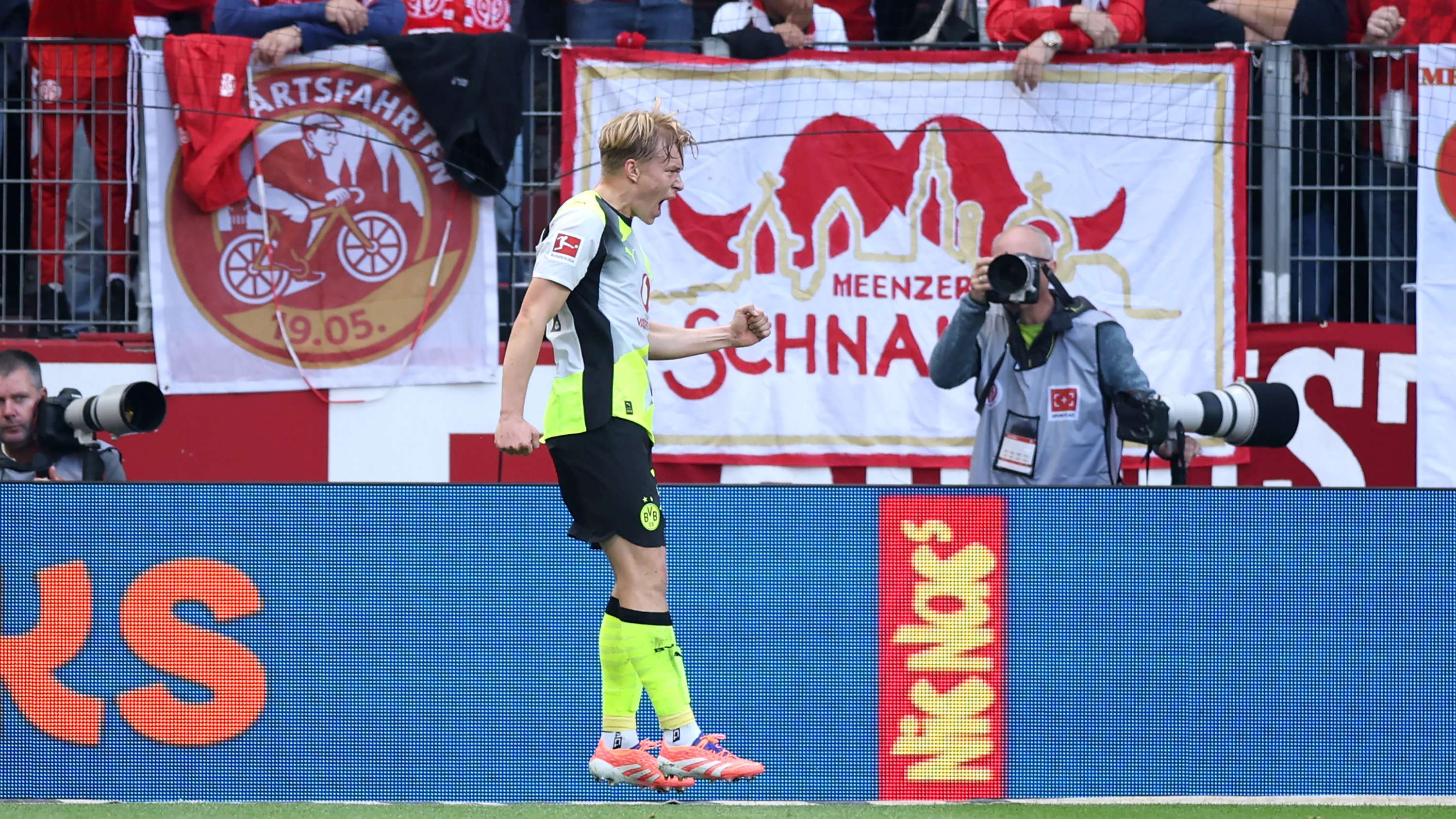 1. FSV Mainz 05 v Borussia Dortmund - Bundesliga