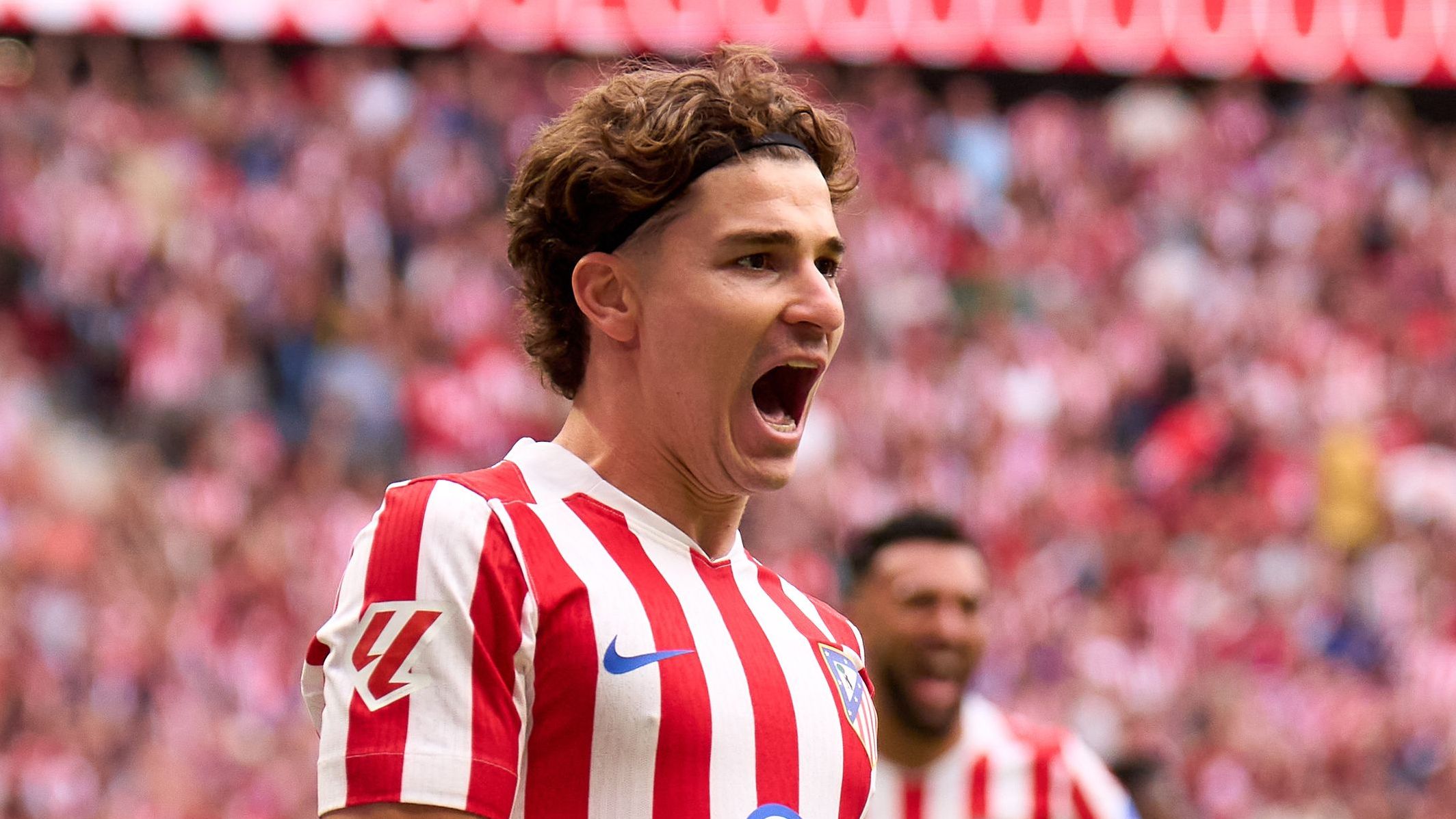 هدوء متوتر.. هل فقد ألفاريز أمل الانتقال لبرشلونة؟