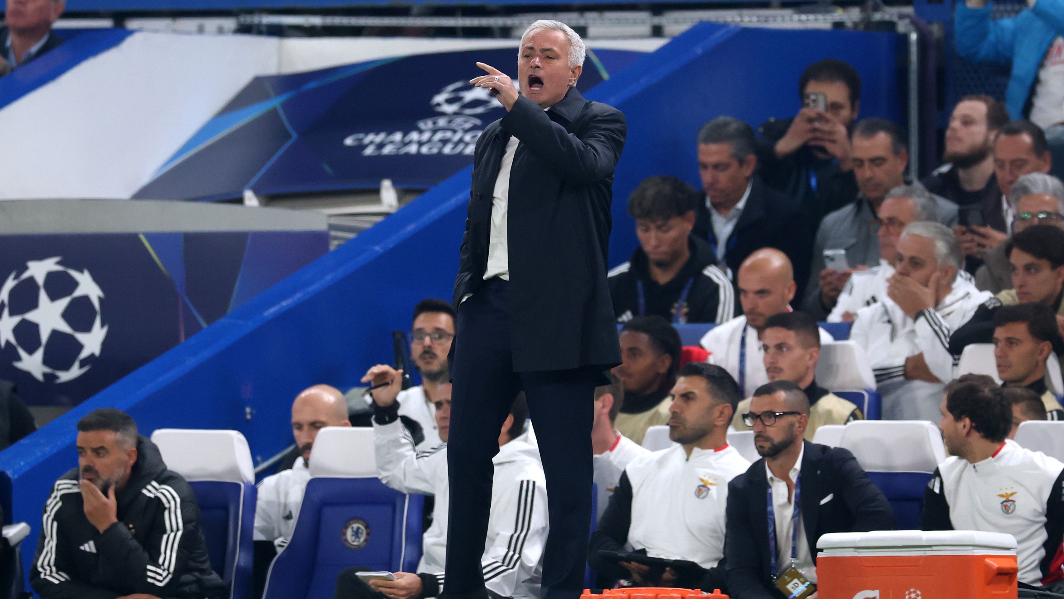 穆里尼奥回到切尔西斯坦福桥的照片搜索