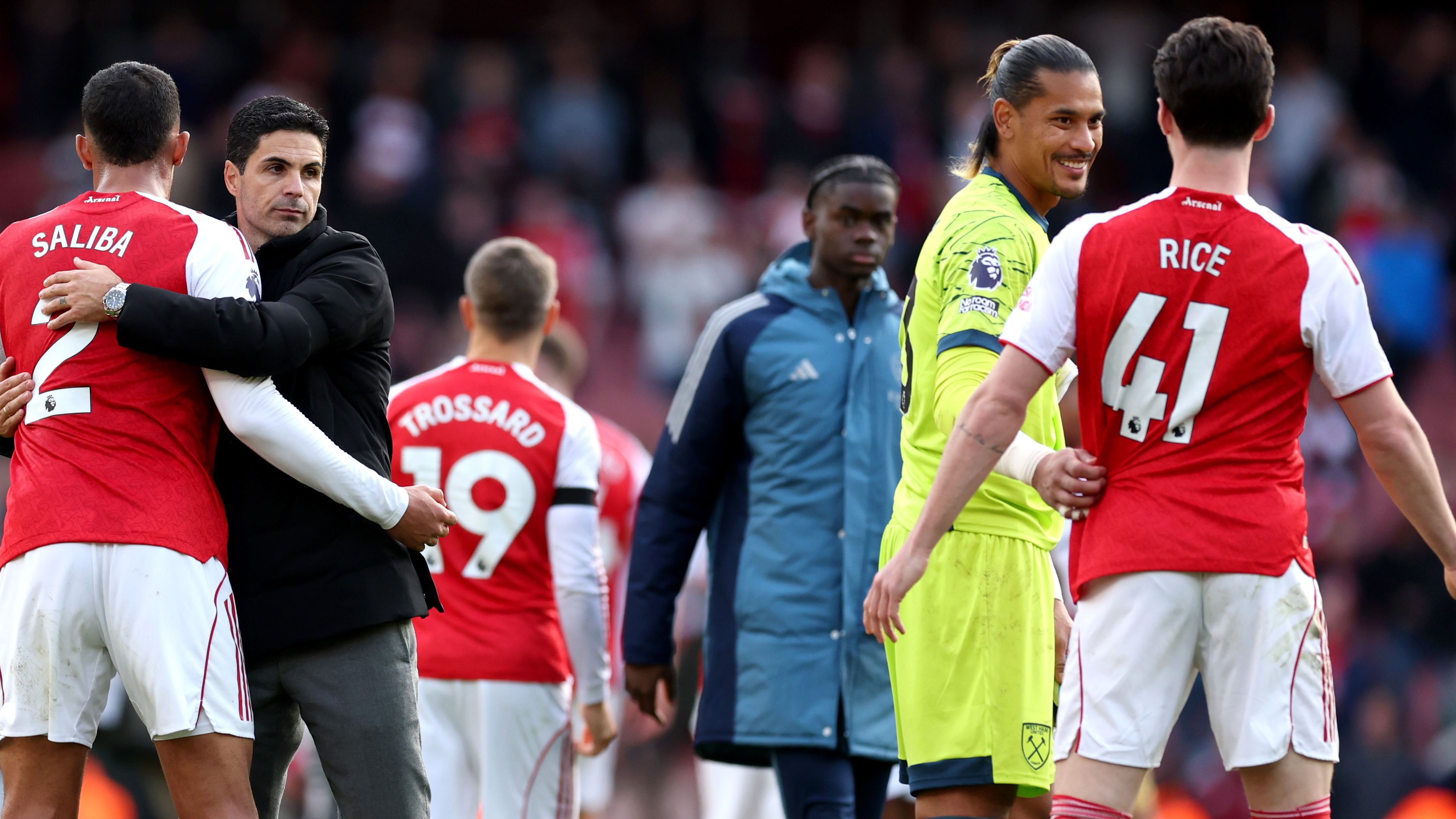 Saka celebra su gol número 200 en la Premier League con el Arsenal frente a West Ham