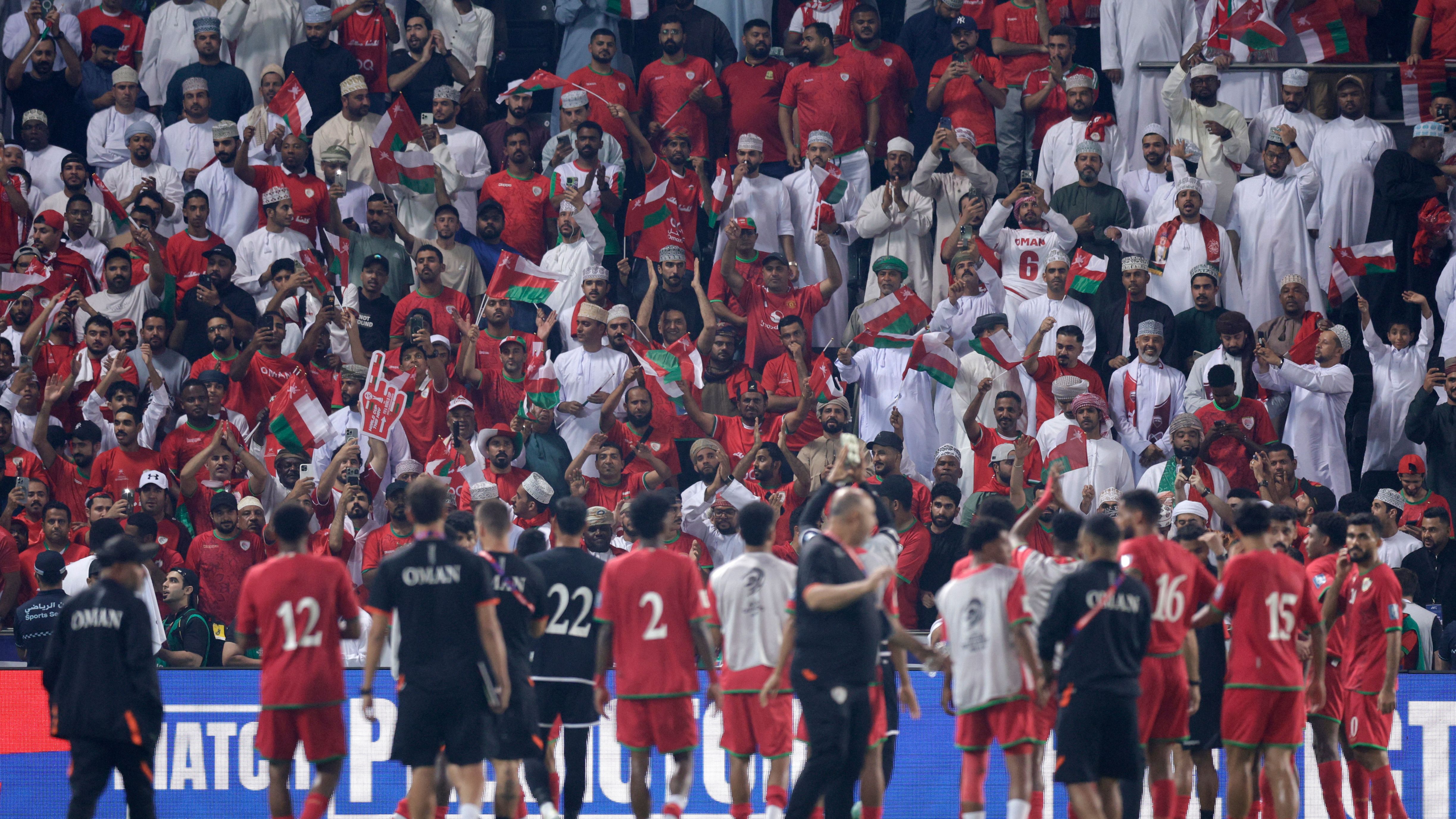 فيديو: احتفل بالتأهل مرتين.. أفراح جنونية لمنتخب عمان بعد قرعة خليجي 27