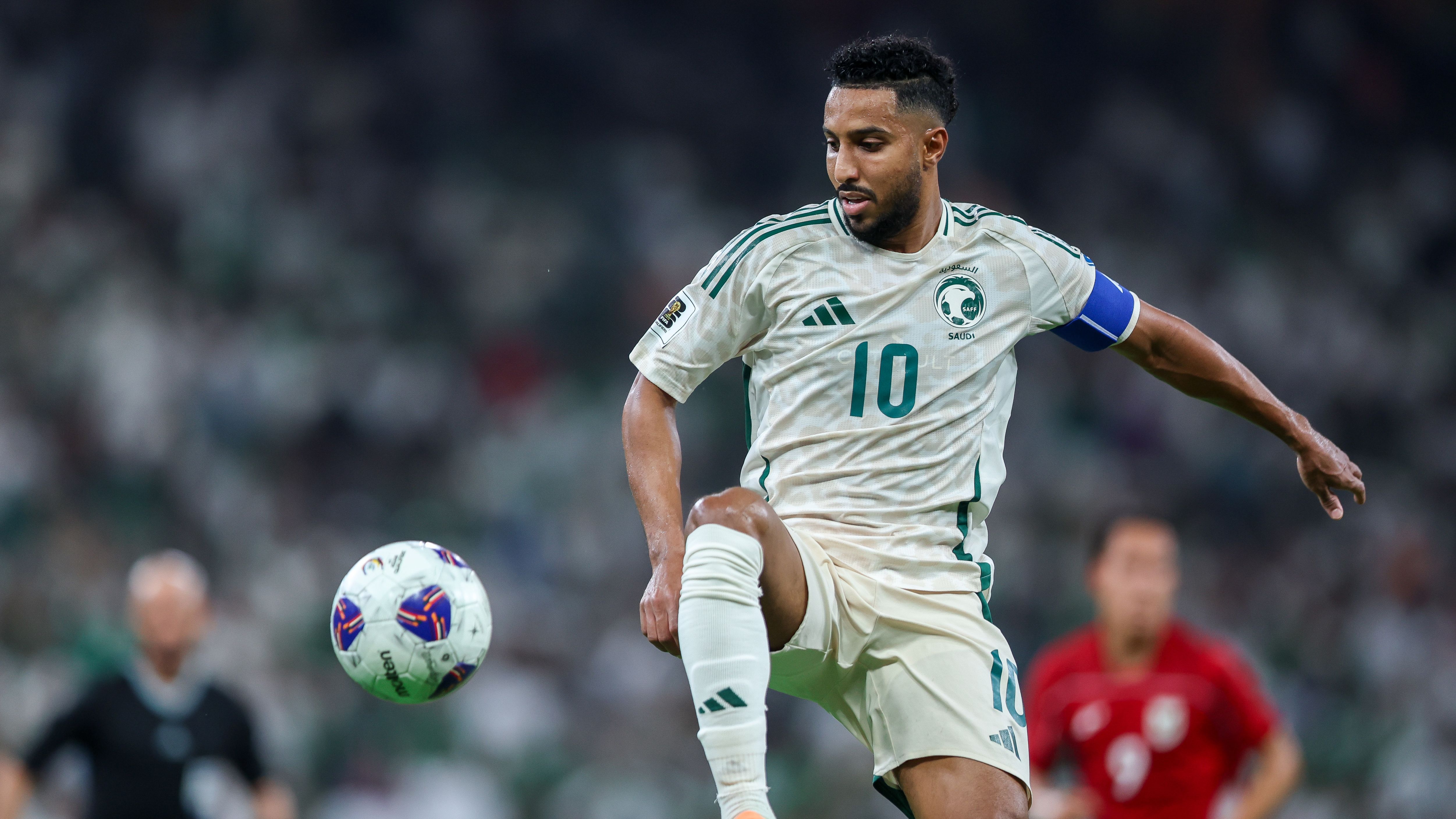 Foto de Salem Al-Dosari durante las eliminatorias AFC para la Copa del Mundo 2026