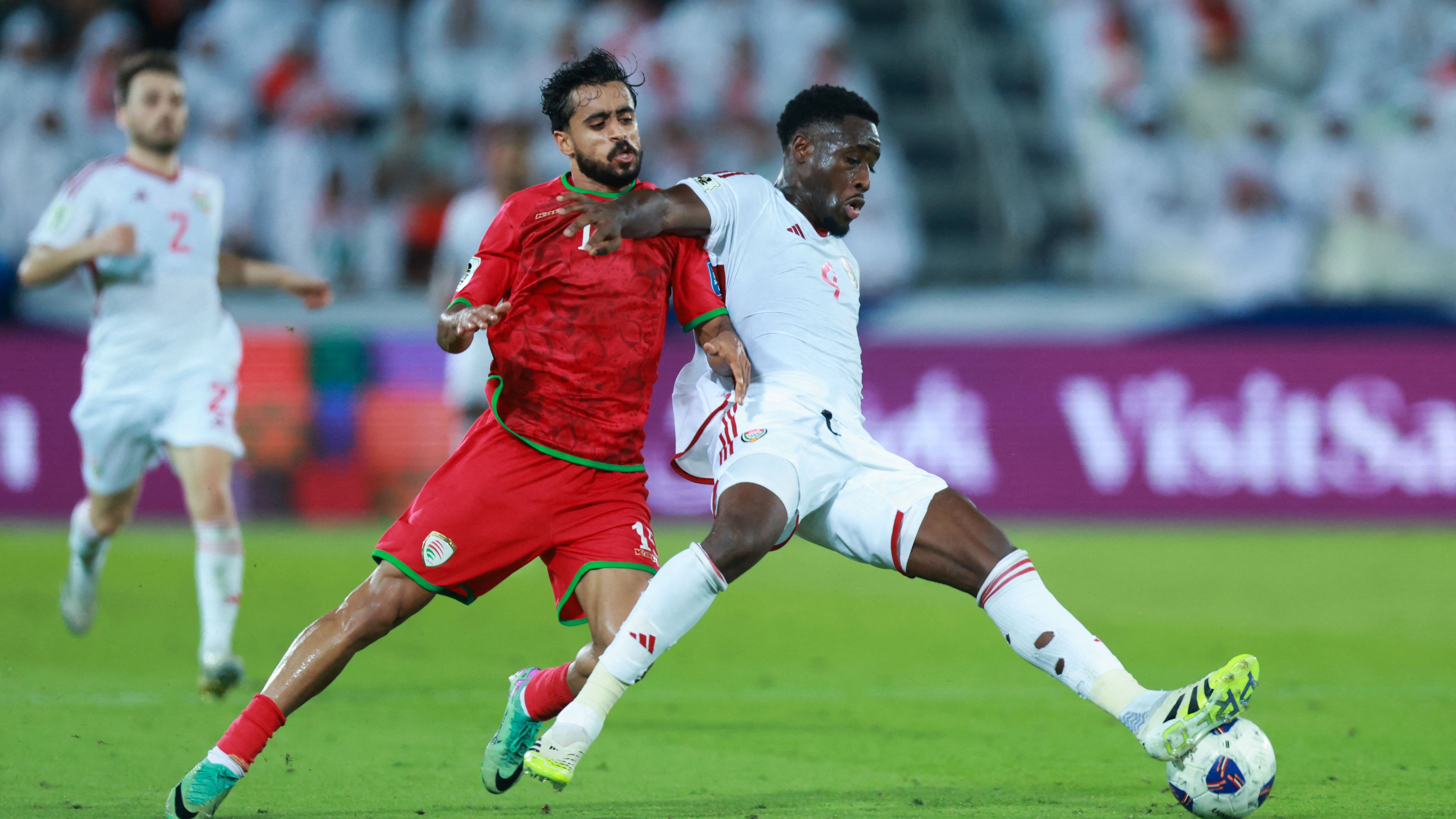 ما القنوات الناقلة لمباراة الإمارات وعمان في نصف نهائي كأس الخليج العربي "خليجي 27"؟ وكيف تشاهدها مجانًا عبر الإنترنت؟