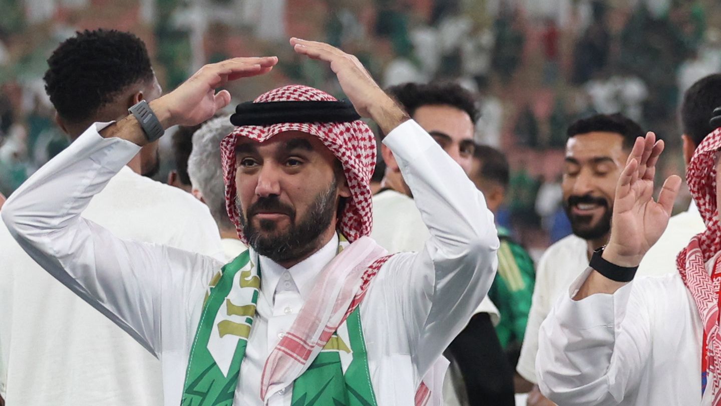 بالفيديو: الفيصل يحفز لاعبي السعودية.. ويستعرض مهاراته!
