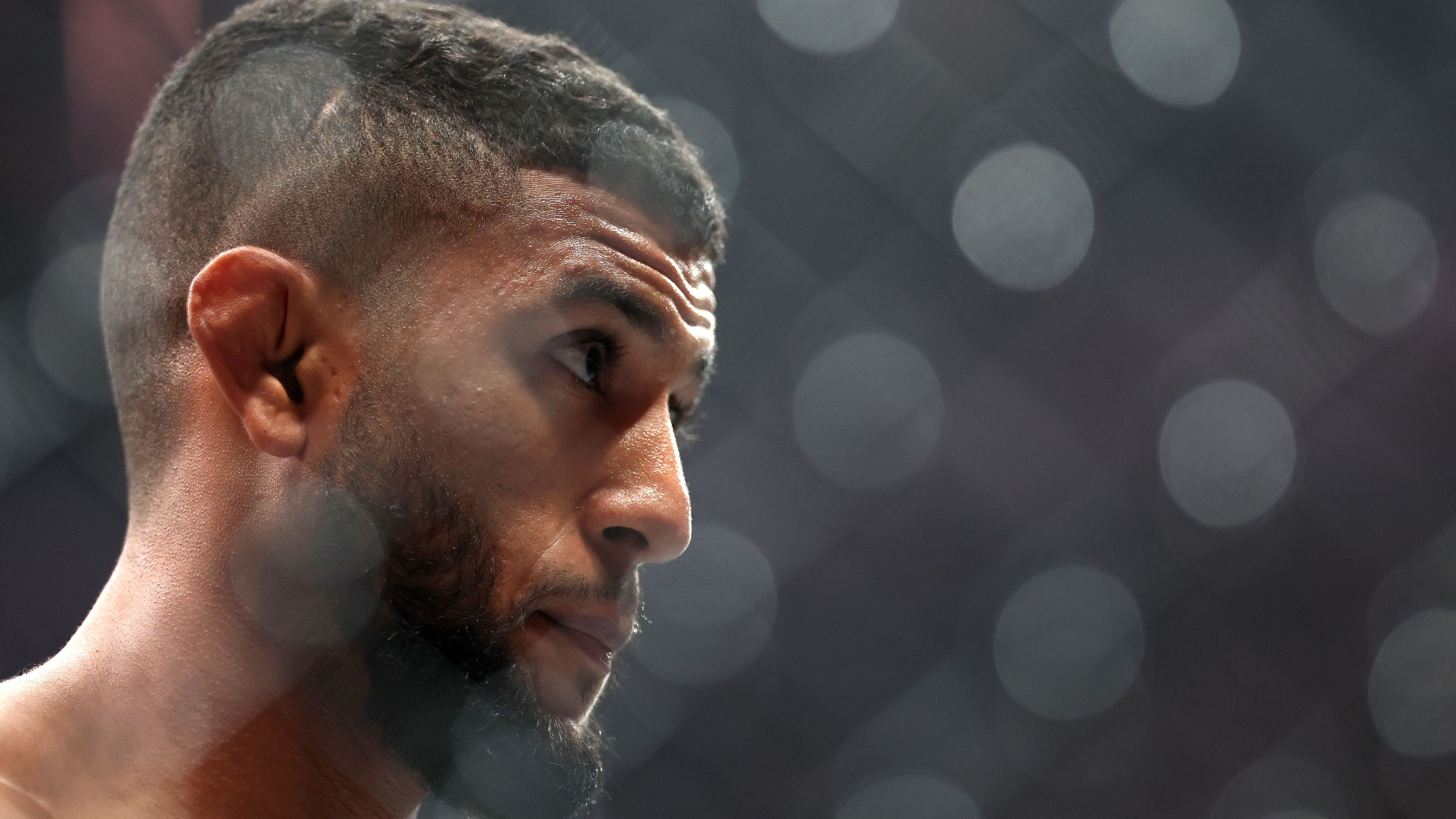 "كنت أول من حمله ميتًا".. كيف حوّل "الشيطان المغربي" مأساة شقيقه إلى وقود نحو العالمية؟