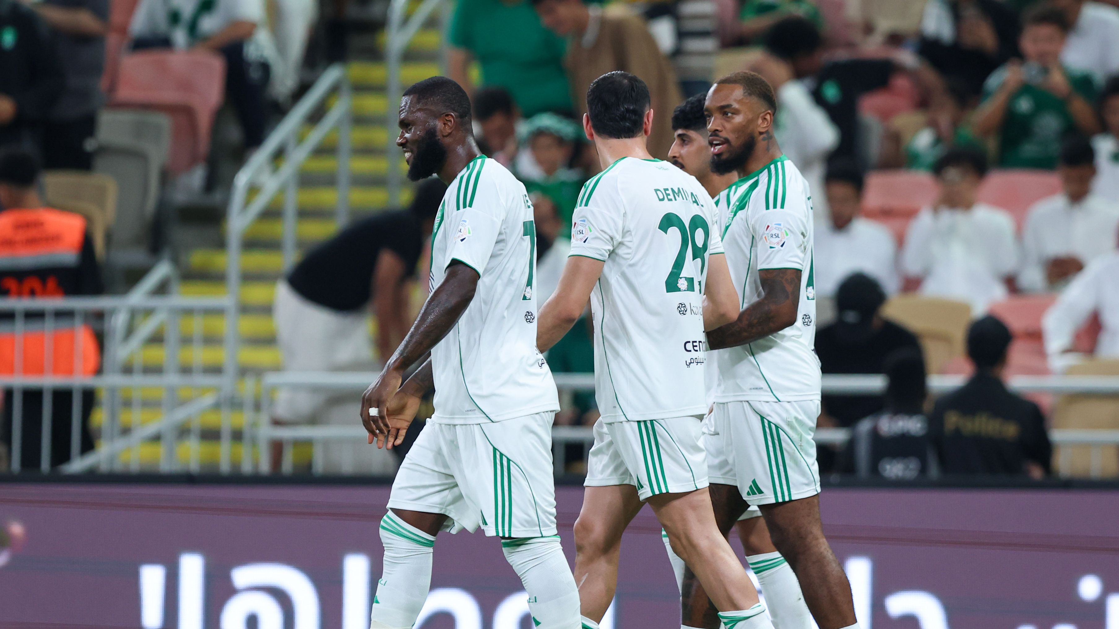 فيديو: نجم أهلي جدة يتورط في مشاجرة.. والشرطة تتدخل | كووورة