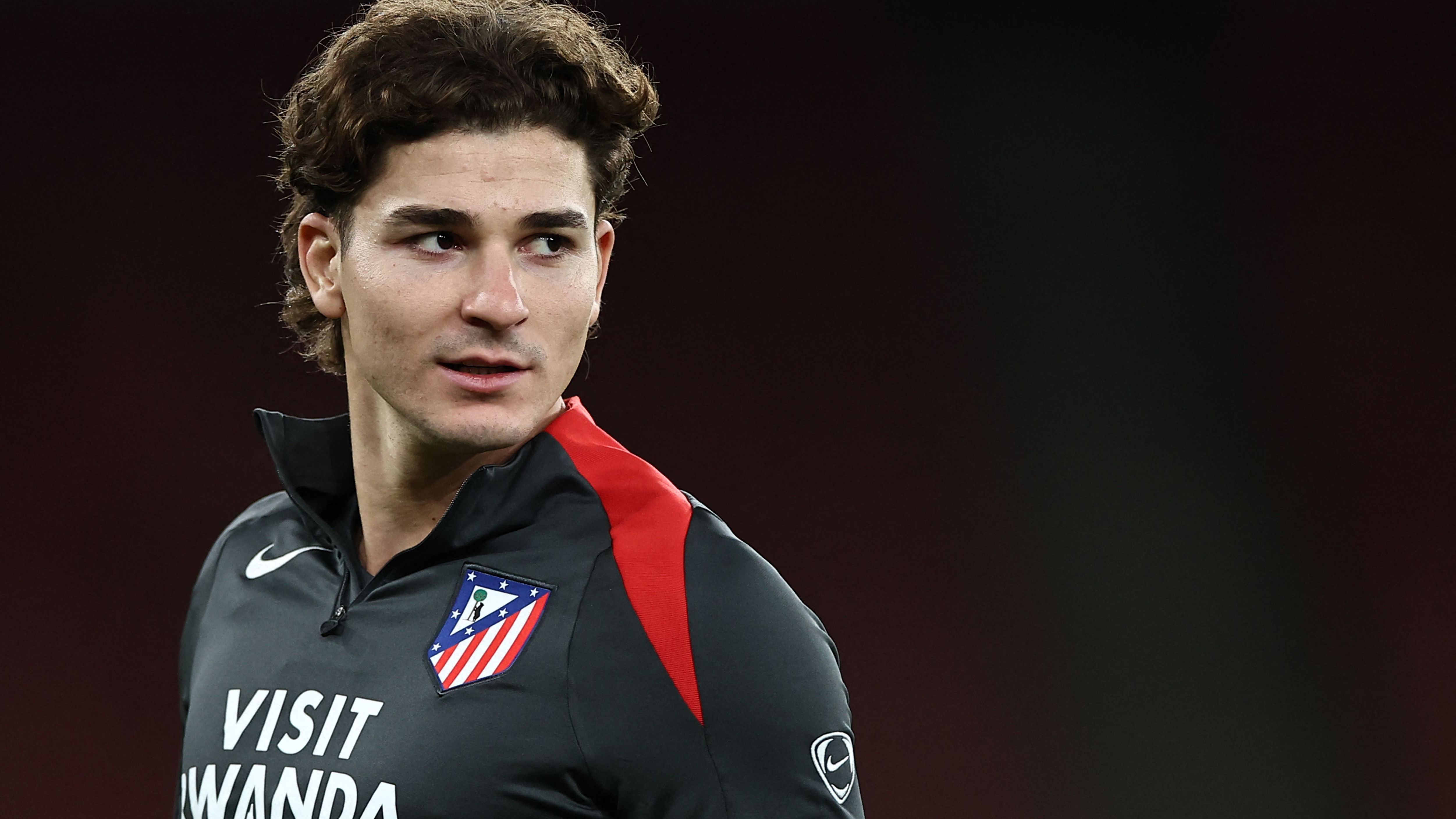 أتلتيكو مدريد يغلق الباب أمام برشلونة.. رسالة حاسمة بشأن مستقبل ألفاريز