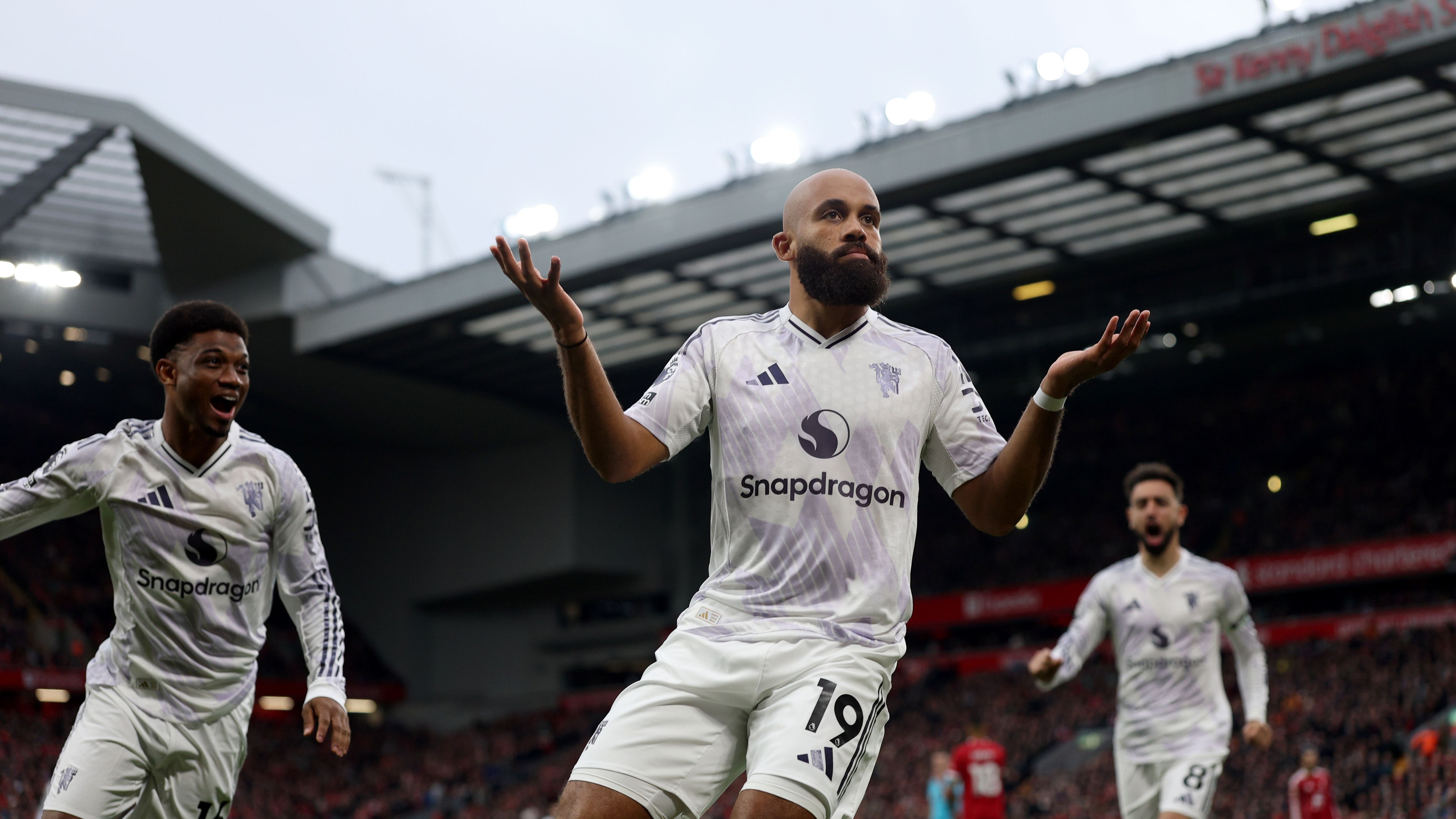 曼联客场2-1利物浦，安菲尔德夜晚，马奎尔制胜球