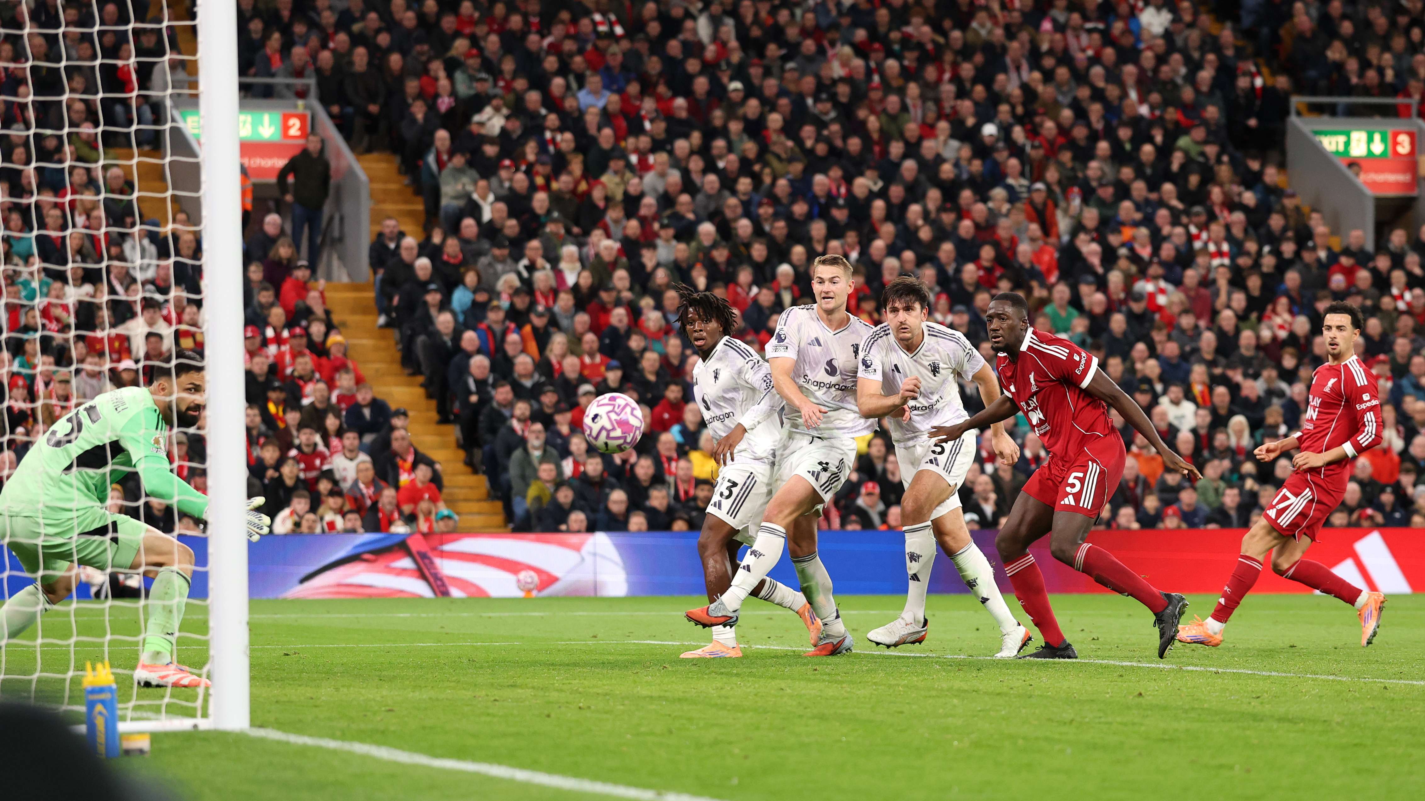 هدف ماجواير أمام ليفربول