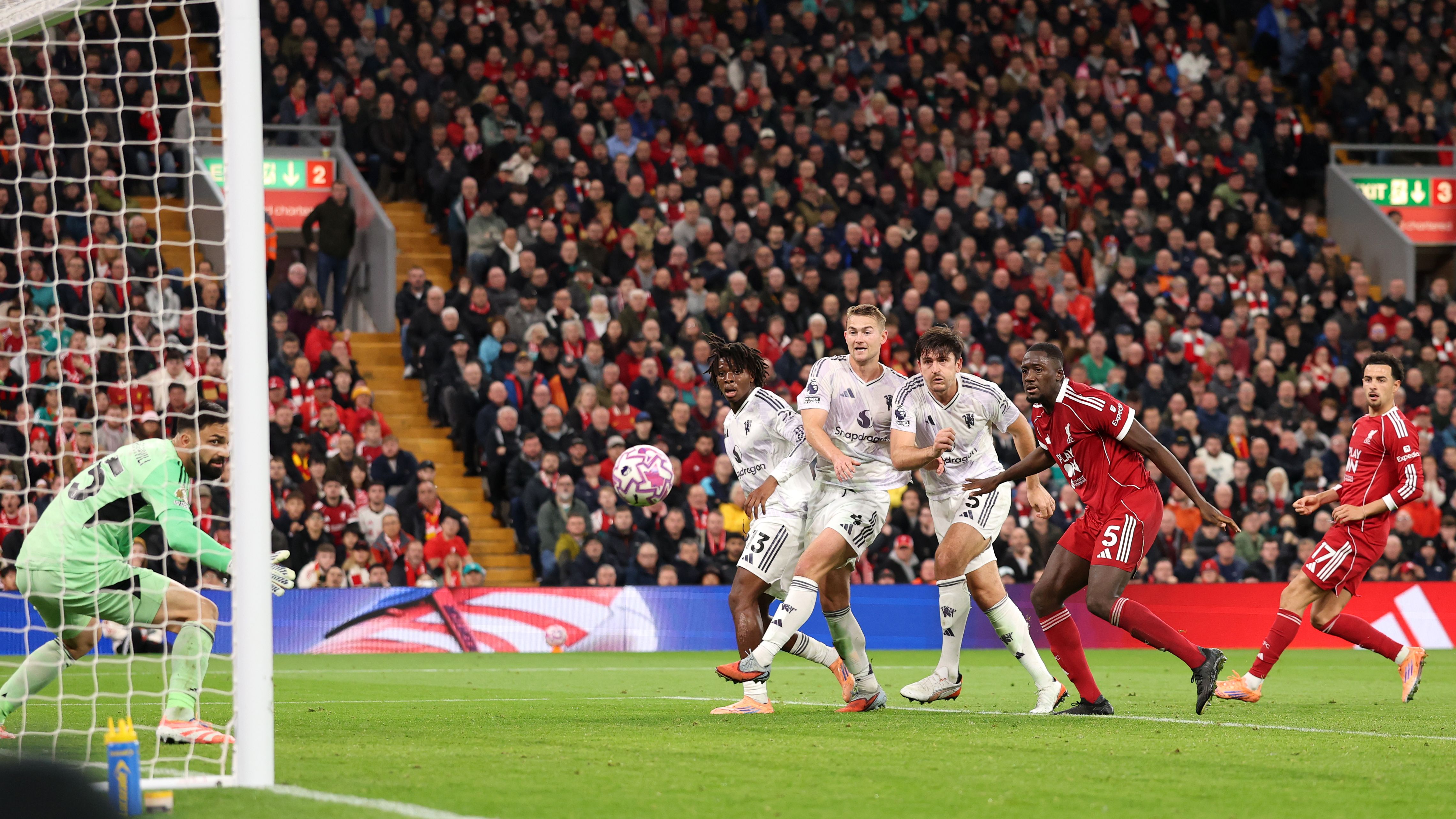 هدف ماجواير أمام ليفربول