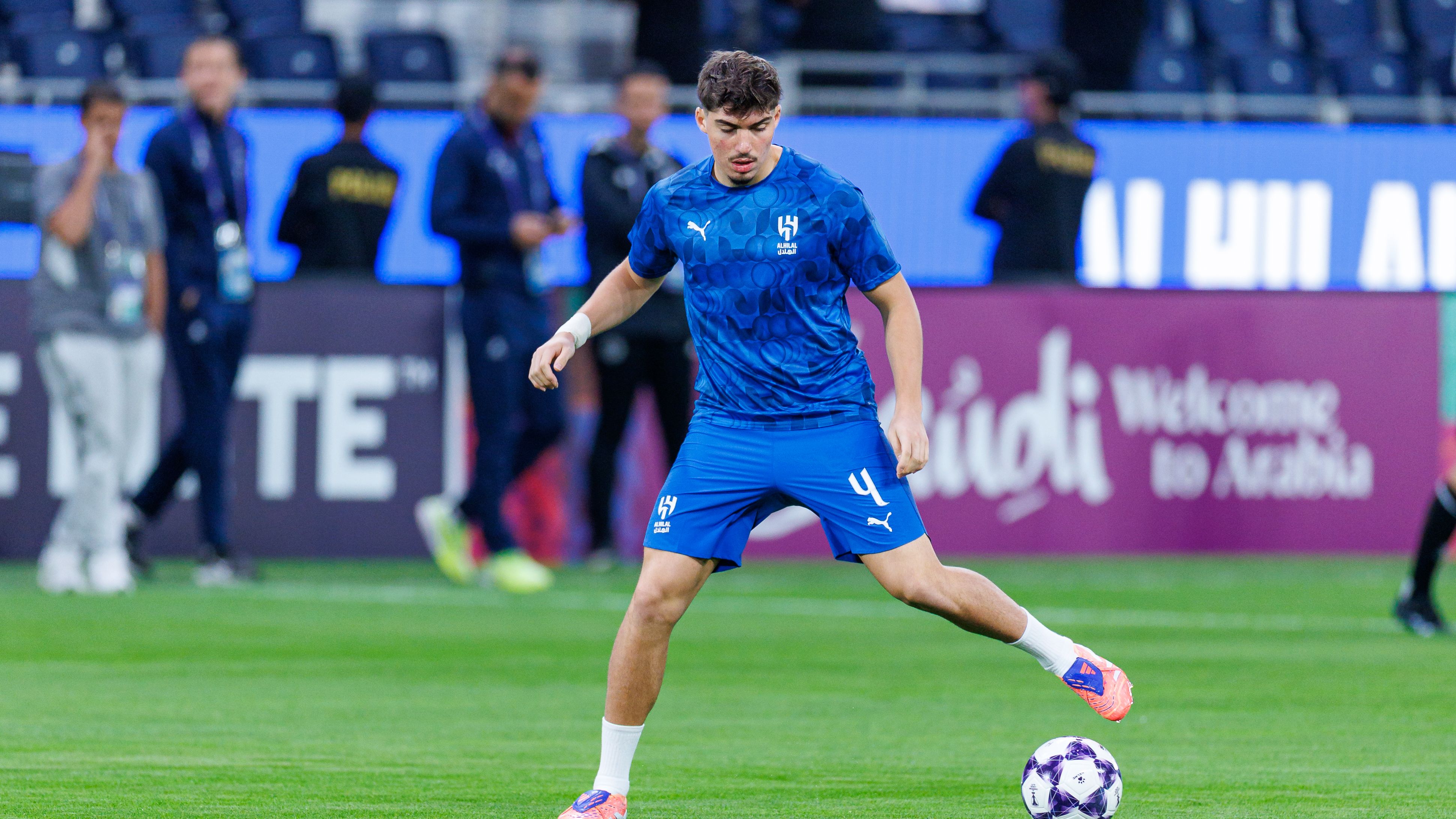 Al Hilal vs Al Fateh, imagen de Getty Images de Yusuf Akçiçek preparándose