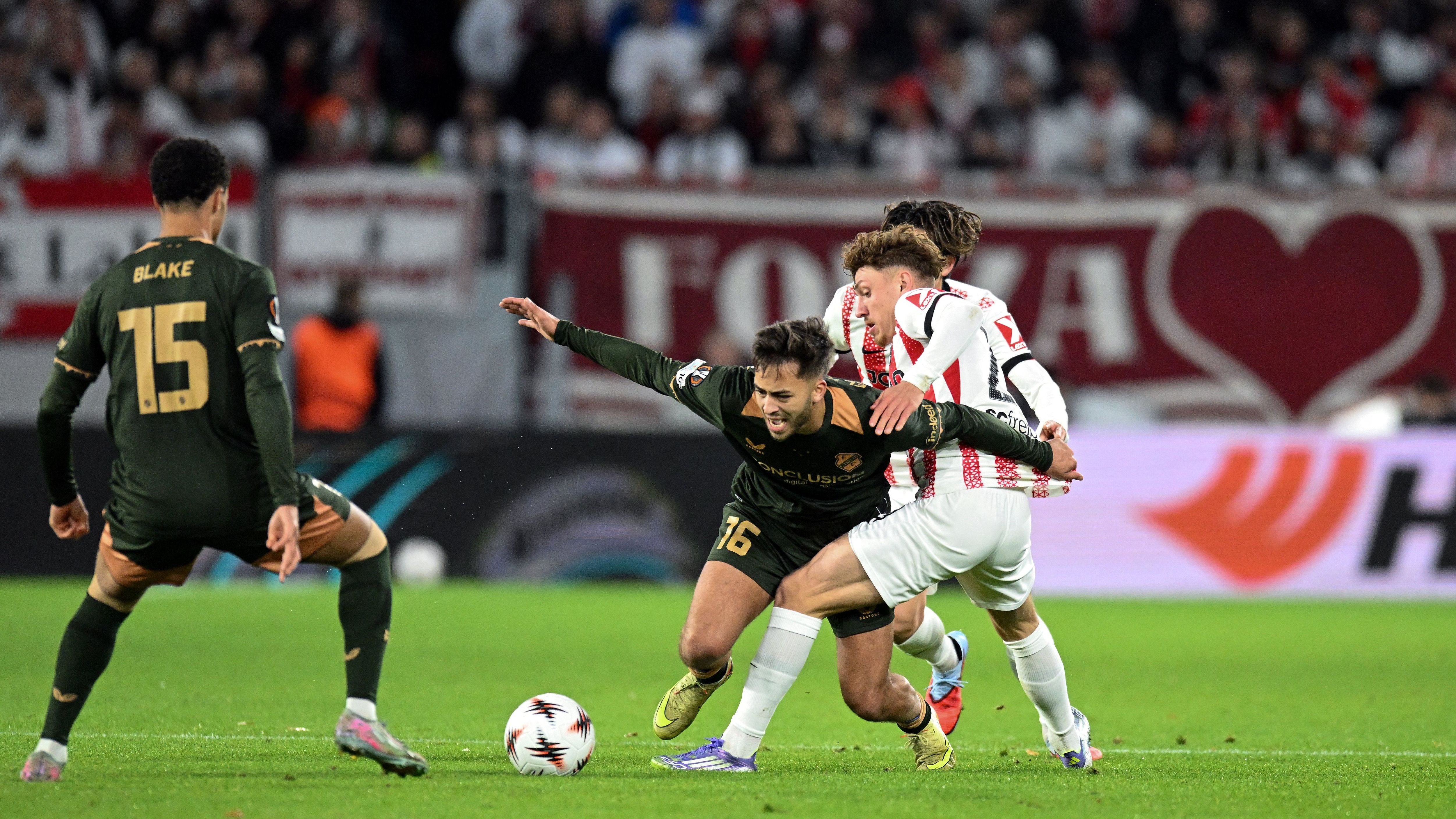 مدافع المغرب يراوغ بشأن عرض القادسية السعودي