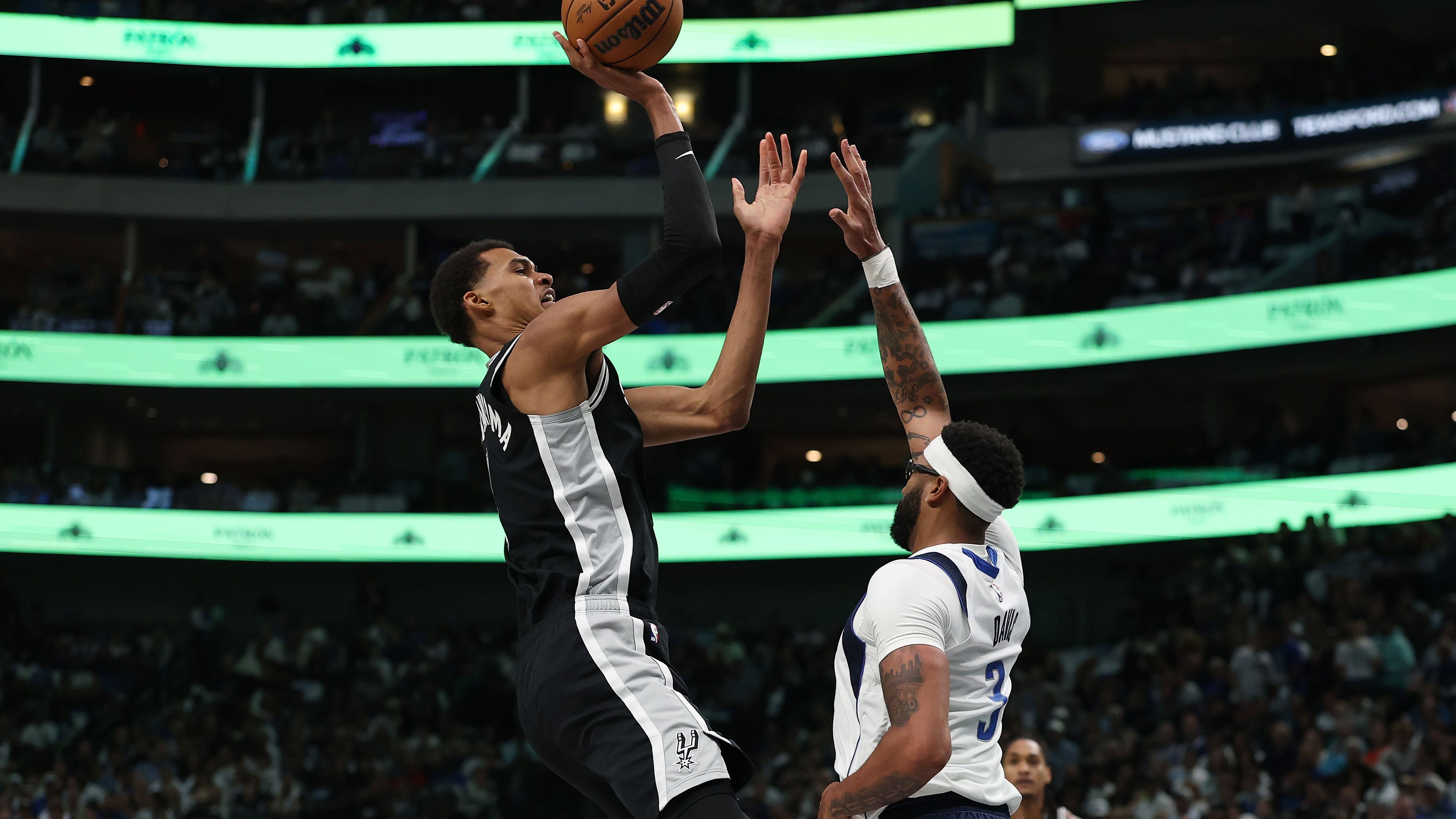 San Antonio Spurs v Dallas Mavericks