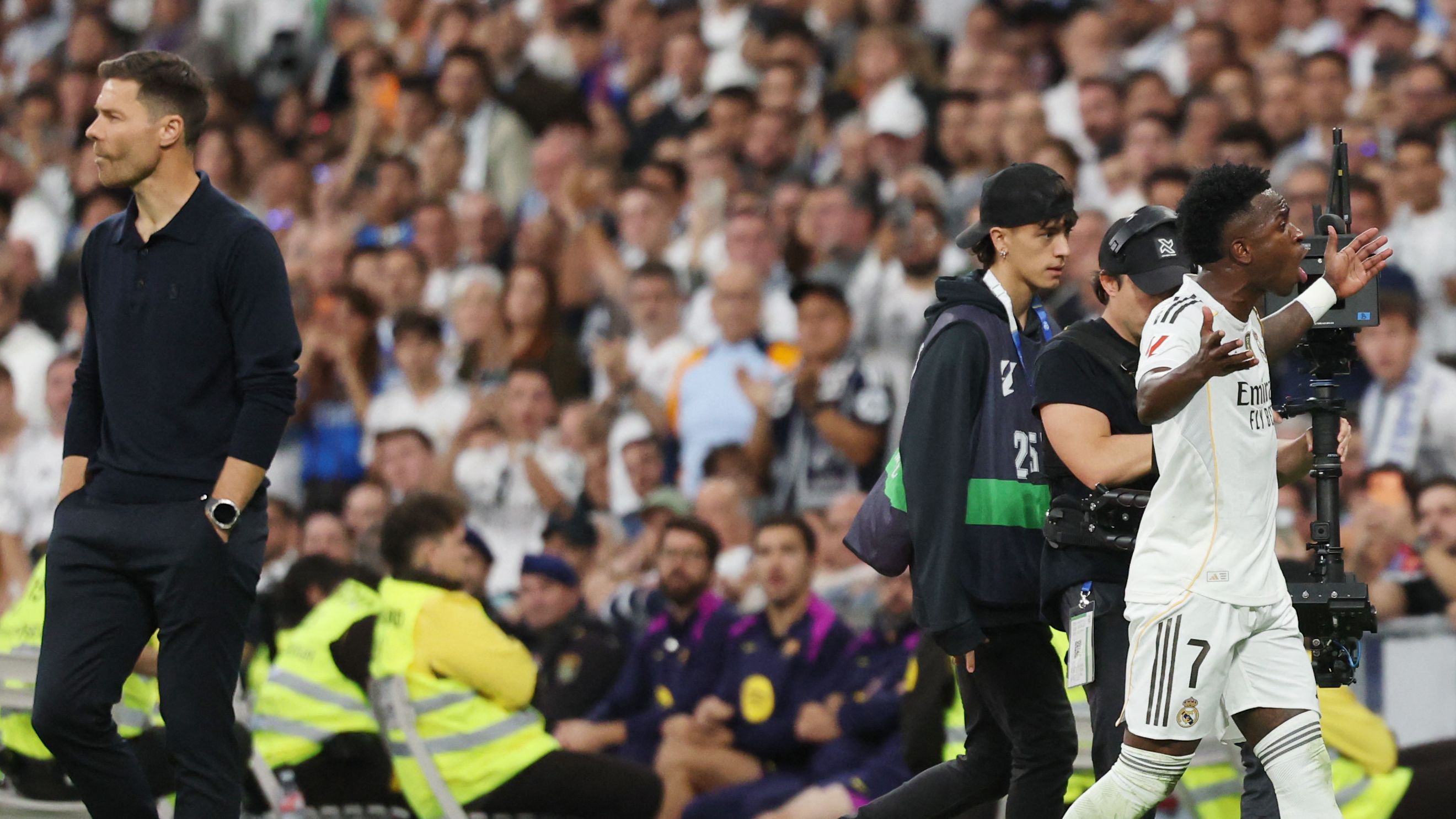 维尼修斯对阿隆索换人后情绪失控的场景照片，伯纳乌德比焦点