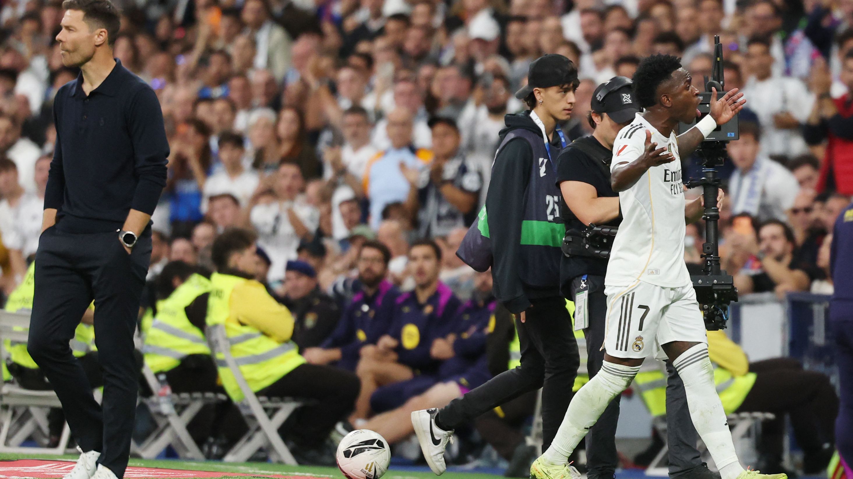 Real Madrid vs Barcelona Clásico Vinícius Júnior enfado en el Bernabéu