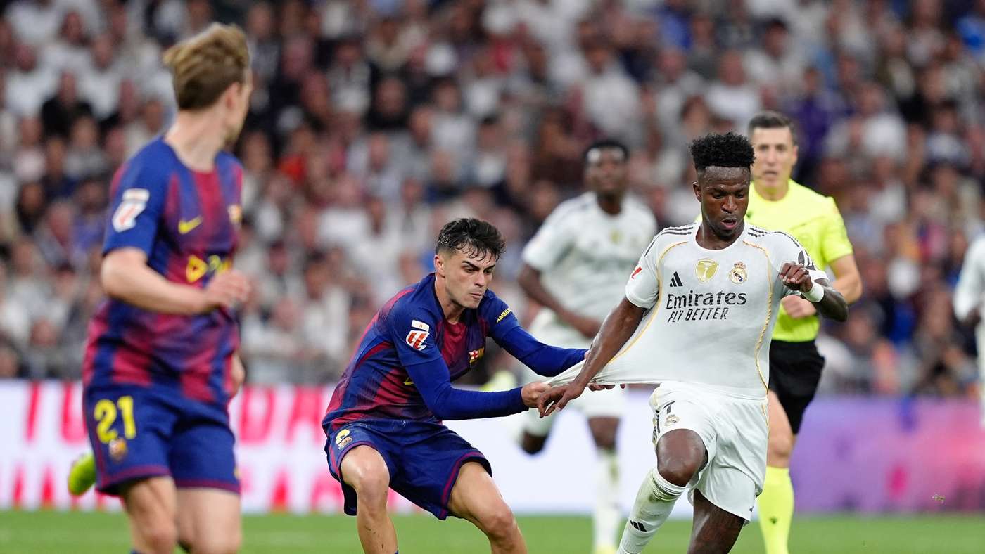 Vinícius Júnior y Pedri durante un Clásico intenso Real Madrid-Barcelona