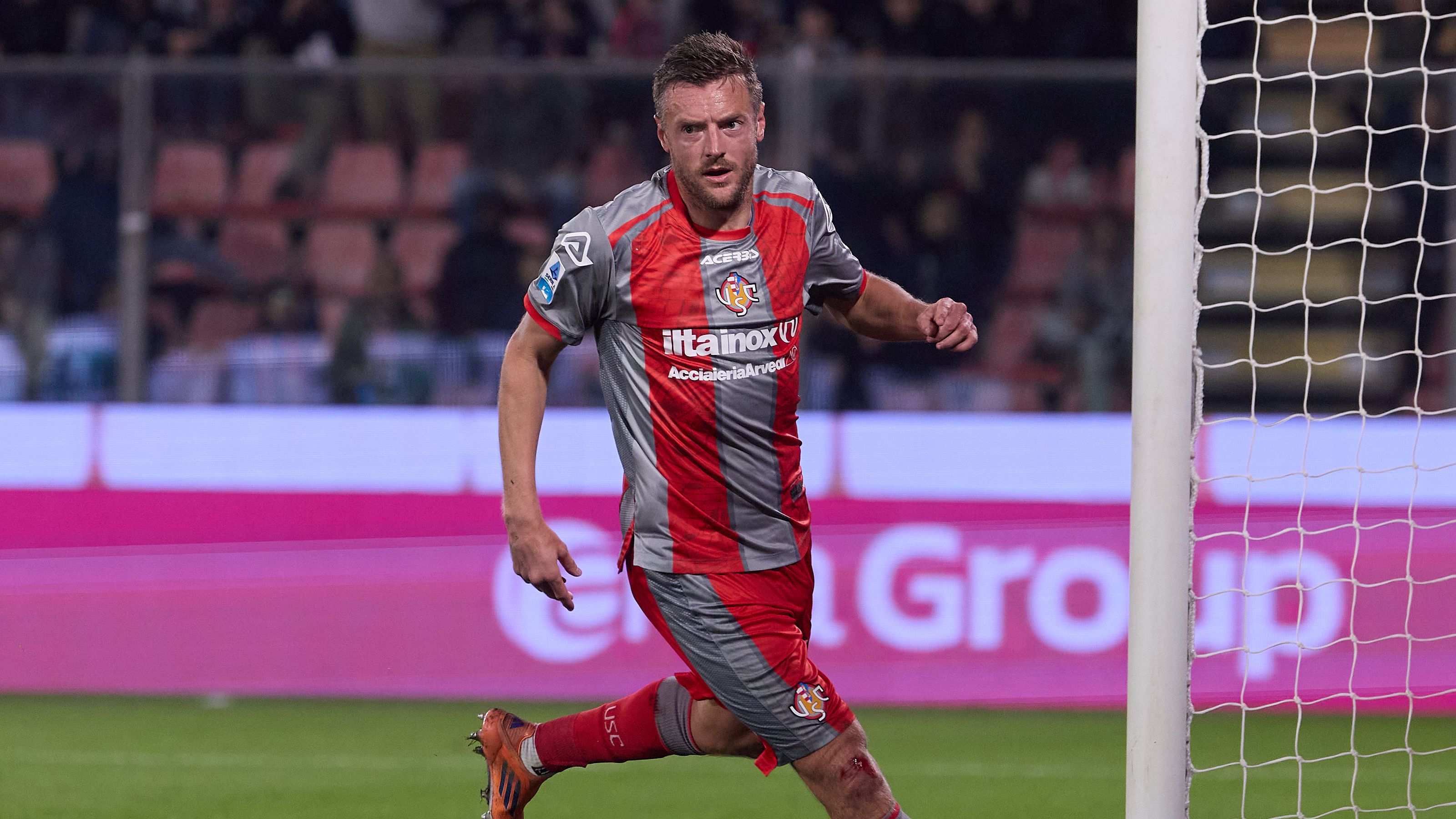 Jamie Vardy 在意大利 Cremonese 湖畔豪宅遭入室抢劫，珠宝与手表被盗