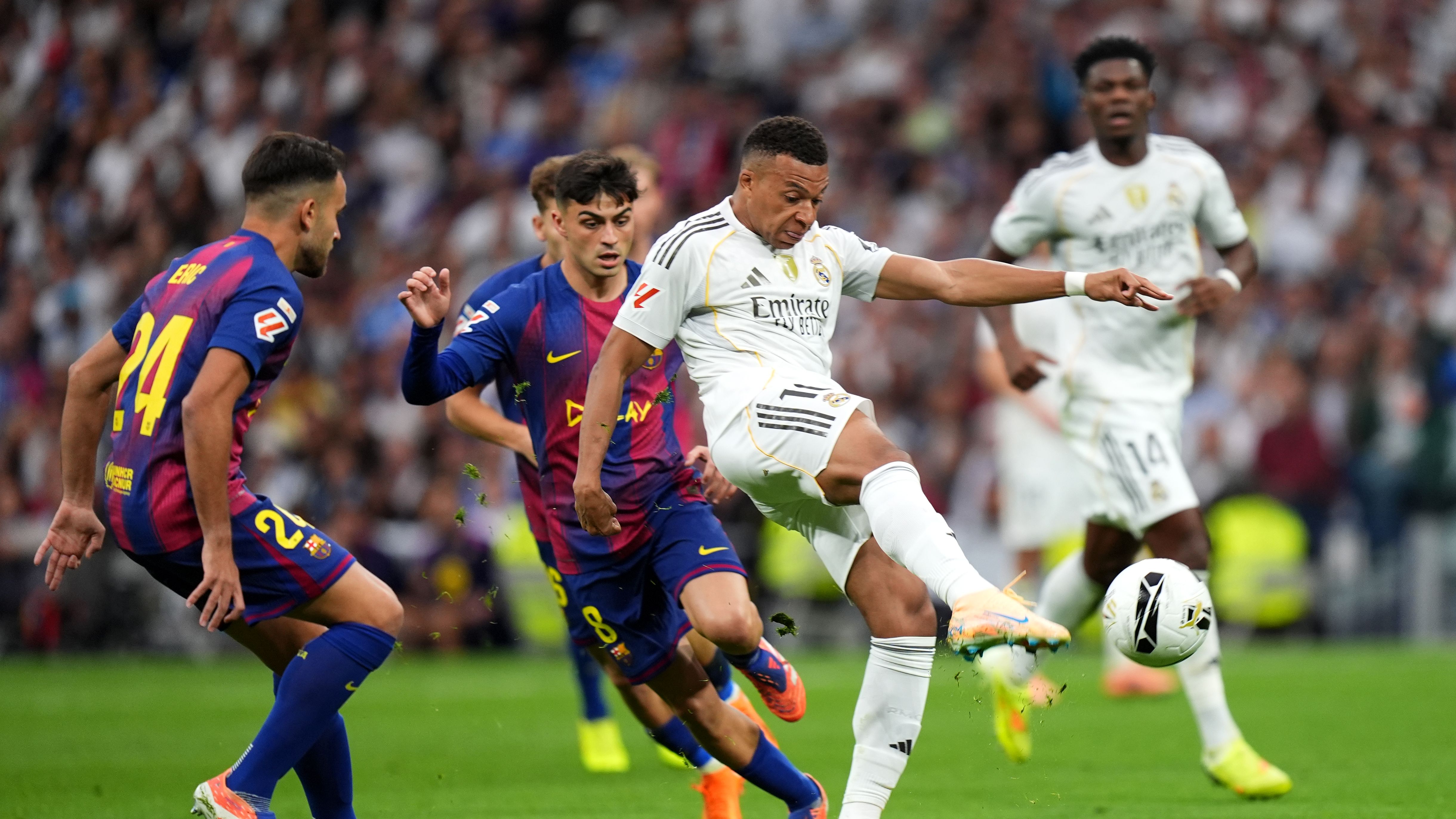 بين صديقة مبابي ووالد فليك.. الكلاسيكو يفضح هشاشة ريال مدريد