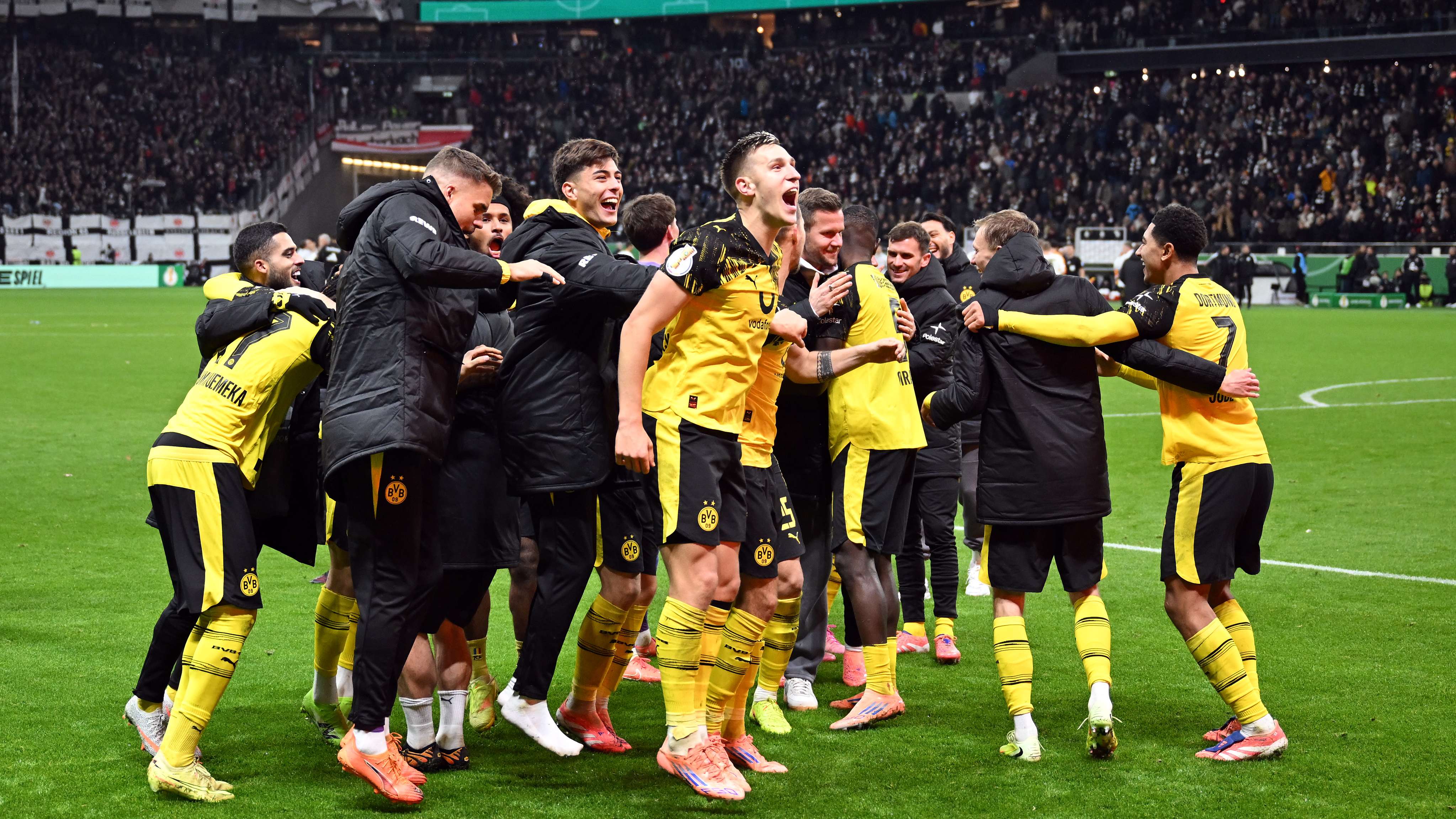 Eintracht Frankfurt v Borussia Dortmund - DFB Cup: Round Two