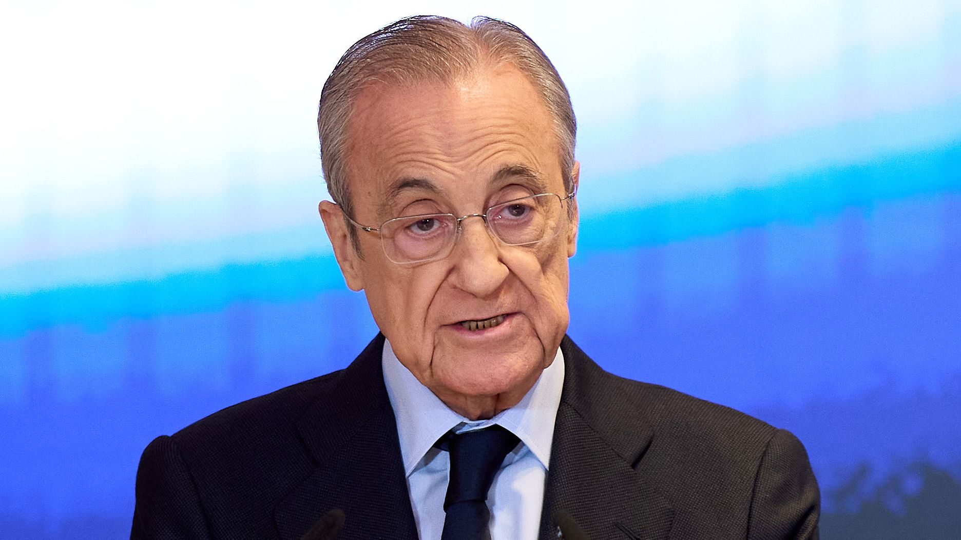 فيديو: هروبًا من الواقع الكارثي.. بيريز بطل "اللقطة الأغرب" في تاريخه