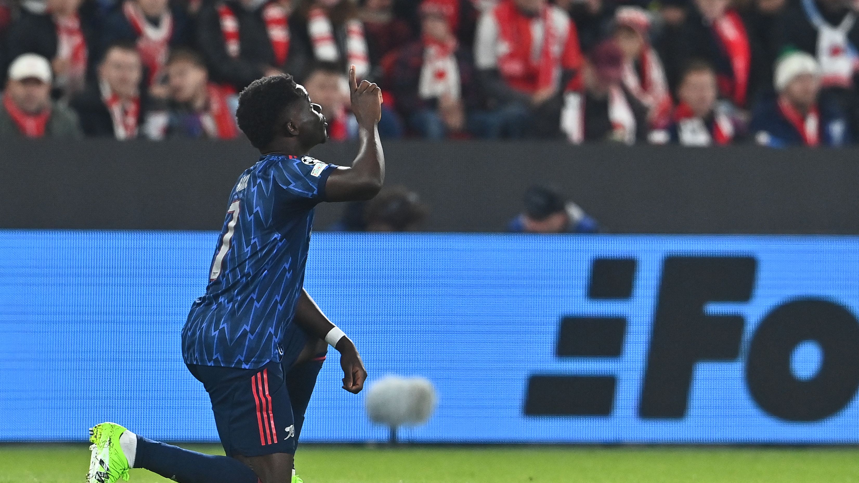 TOPSHOT-FBL-EUR-C1-SLAVIA PRAGUE-ARSENAL