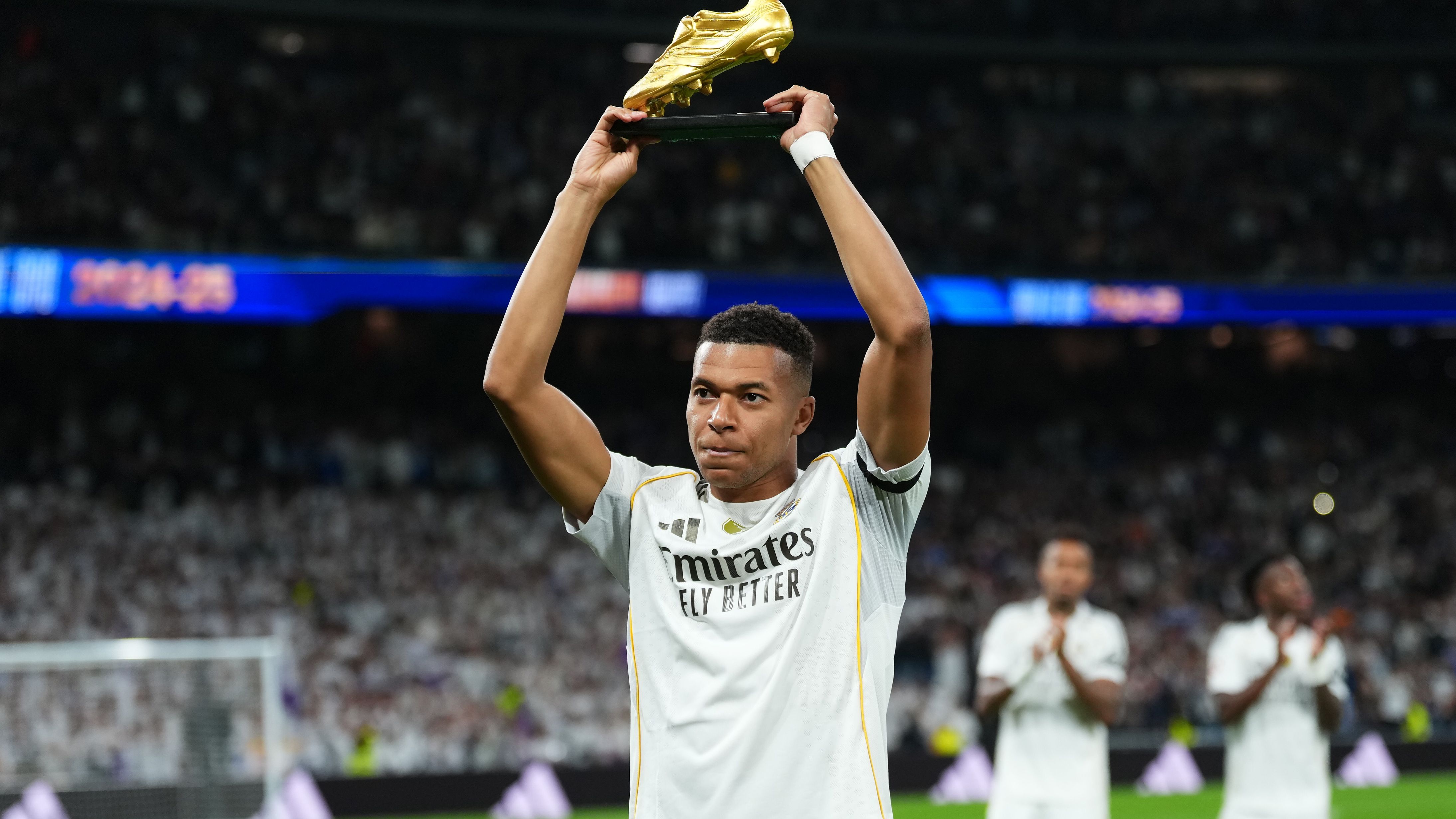 皇家马德里对瓦伦西亚，姆巴佩金靴在伯纳乌的庆典照片