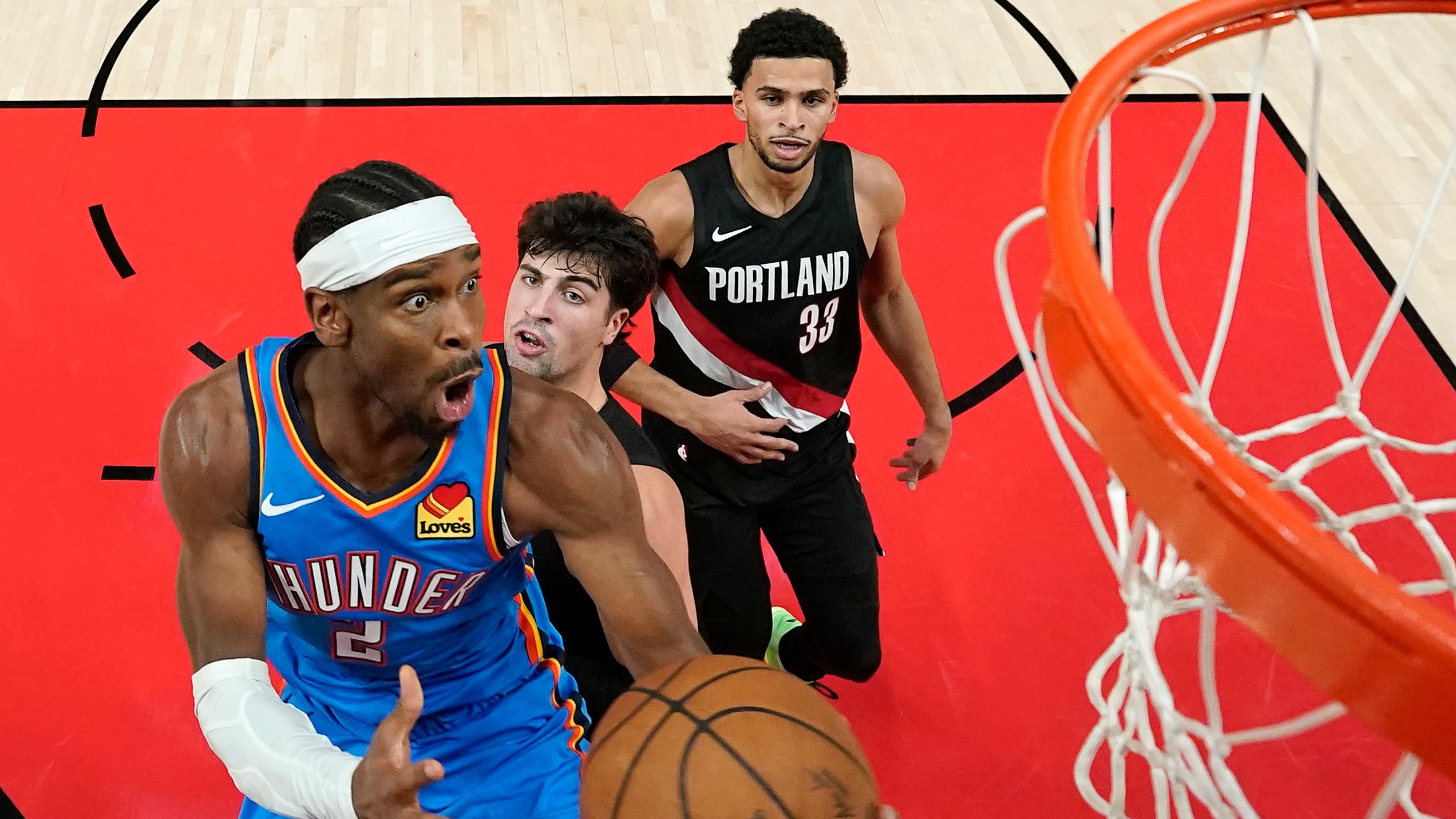 雷霆对开拓者的比赛镜头 Getty Images 2025 年 NBA