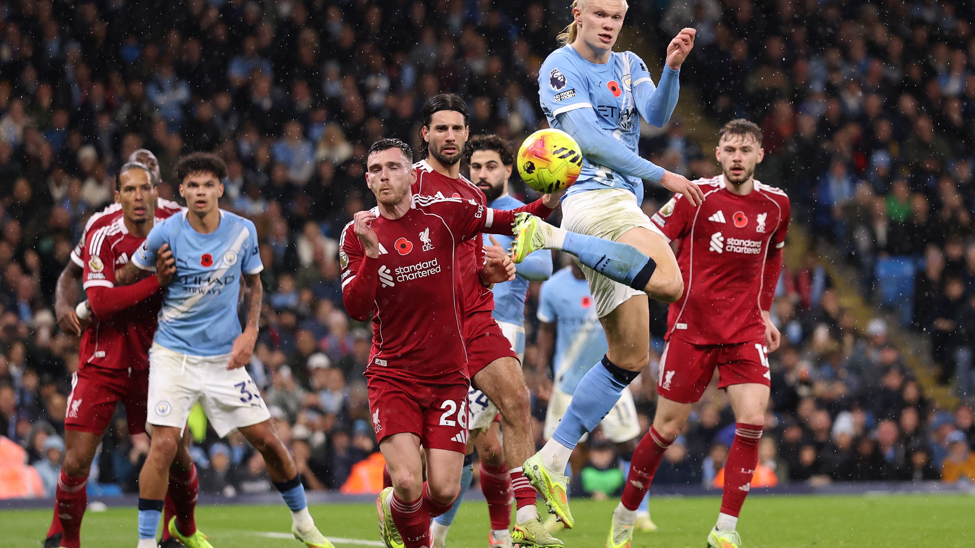 曼城对利物浦的英超对决，哈兰德梅开二度并实现点球改判