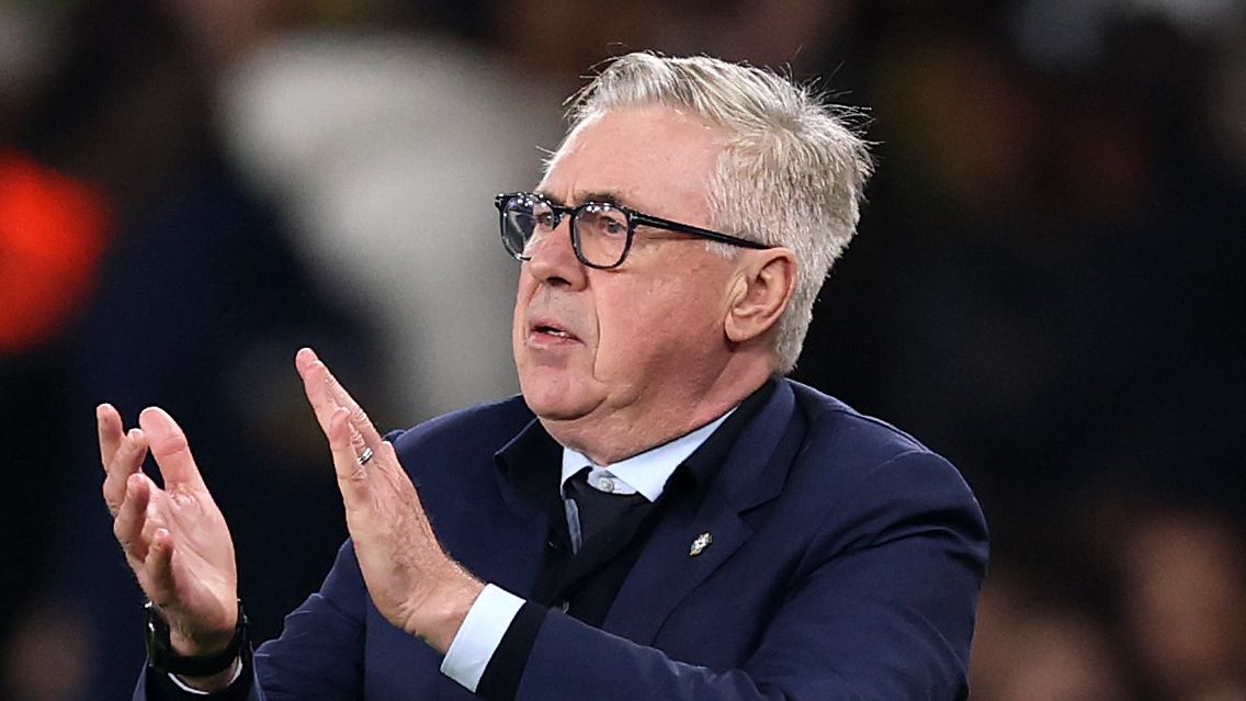 Ancelotti conmueve al Madrid con un mensaje de despedida junto a las copas en el Bernabéu