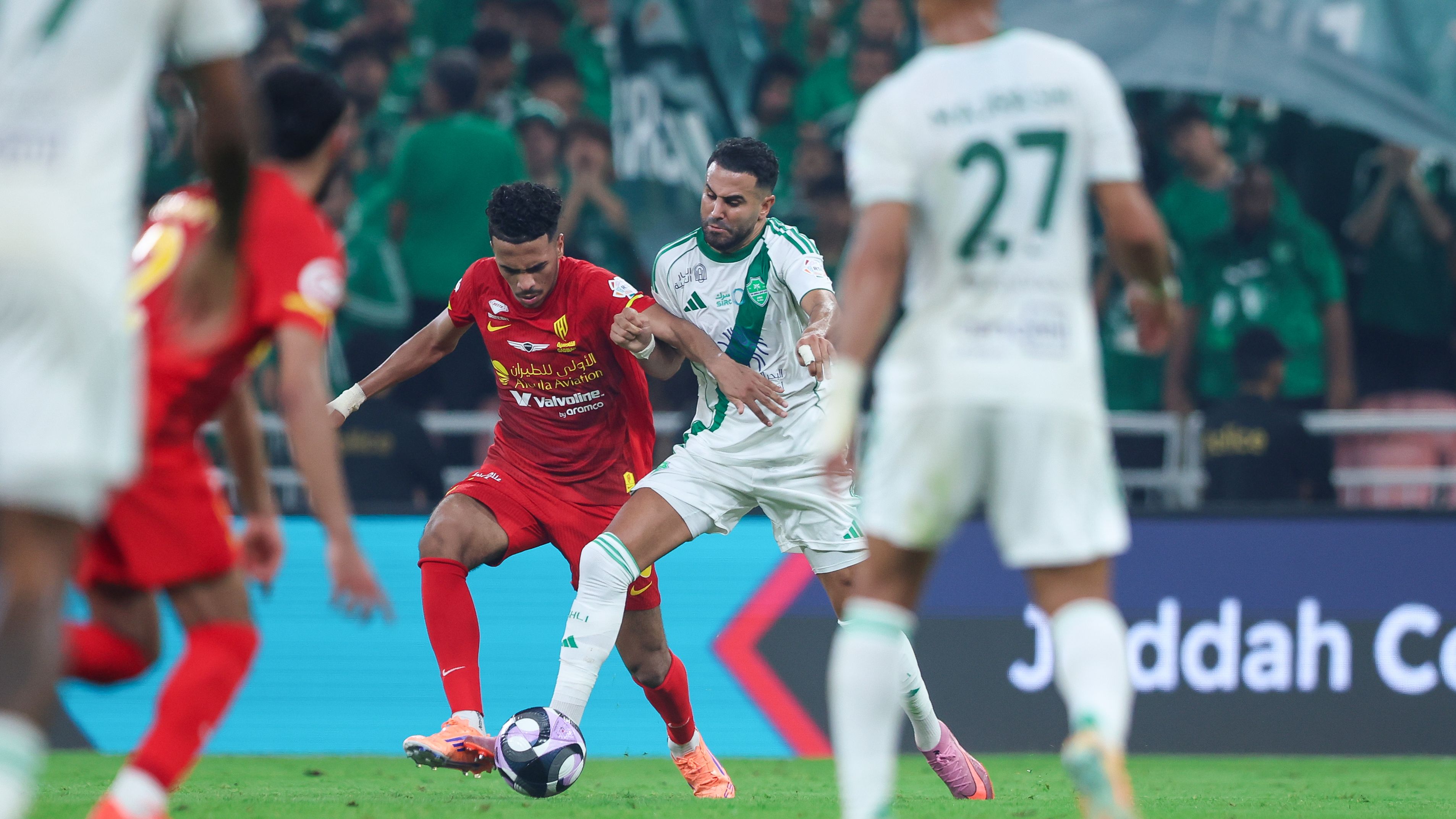 خبير تحكيمي يؤيد قرار الحكم بعدم طرد لاعب القادسية أمام الأهلي في دوري روشن