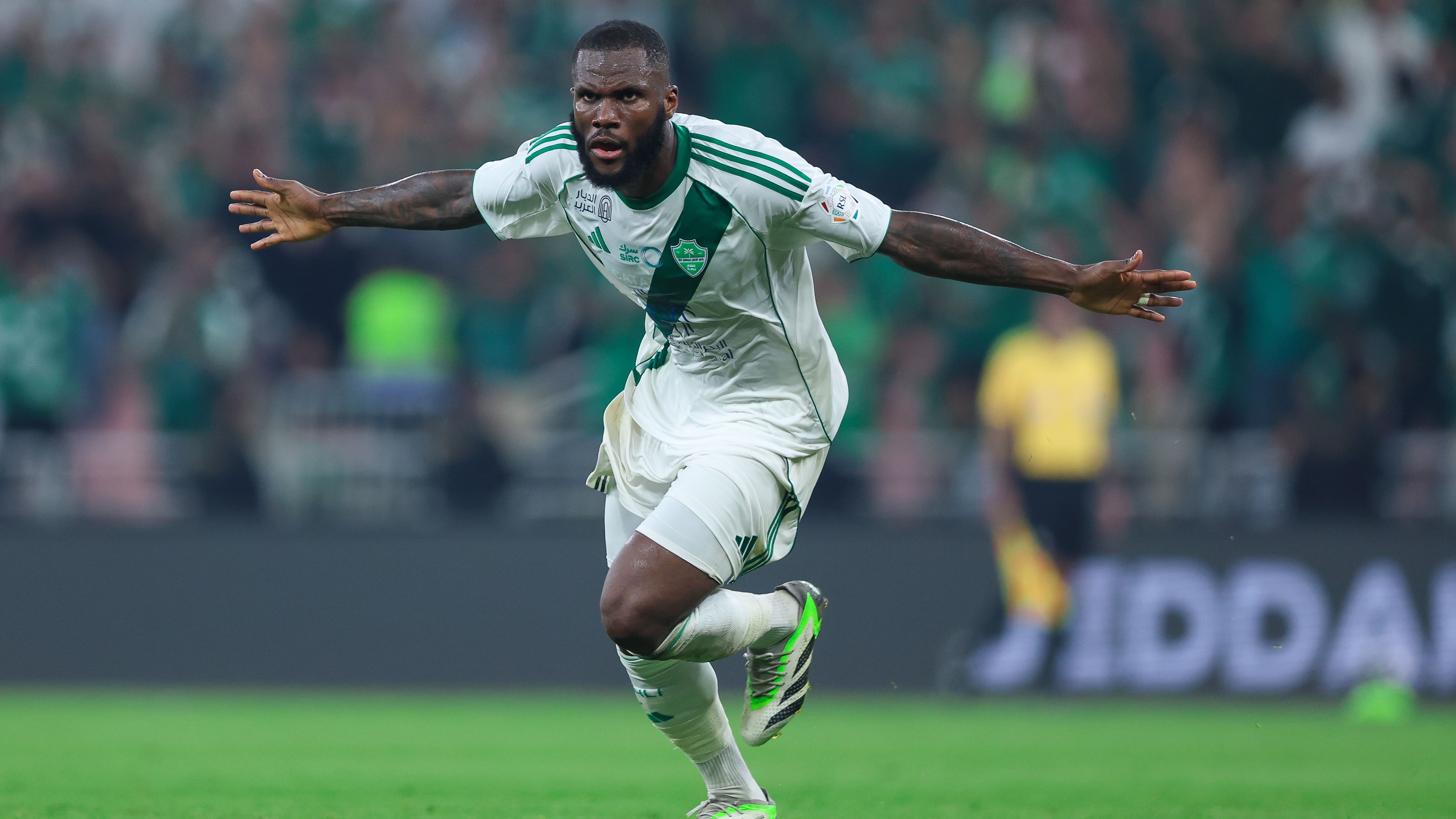 Abdulrahman Al-Saibi in azione contro l’Al-Khuloud per l’Ahli Jeddah