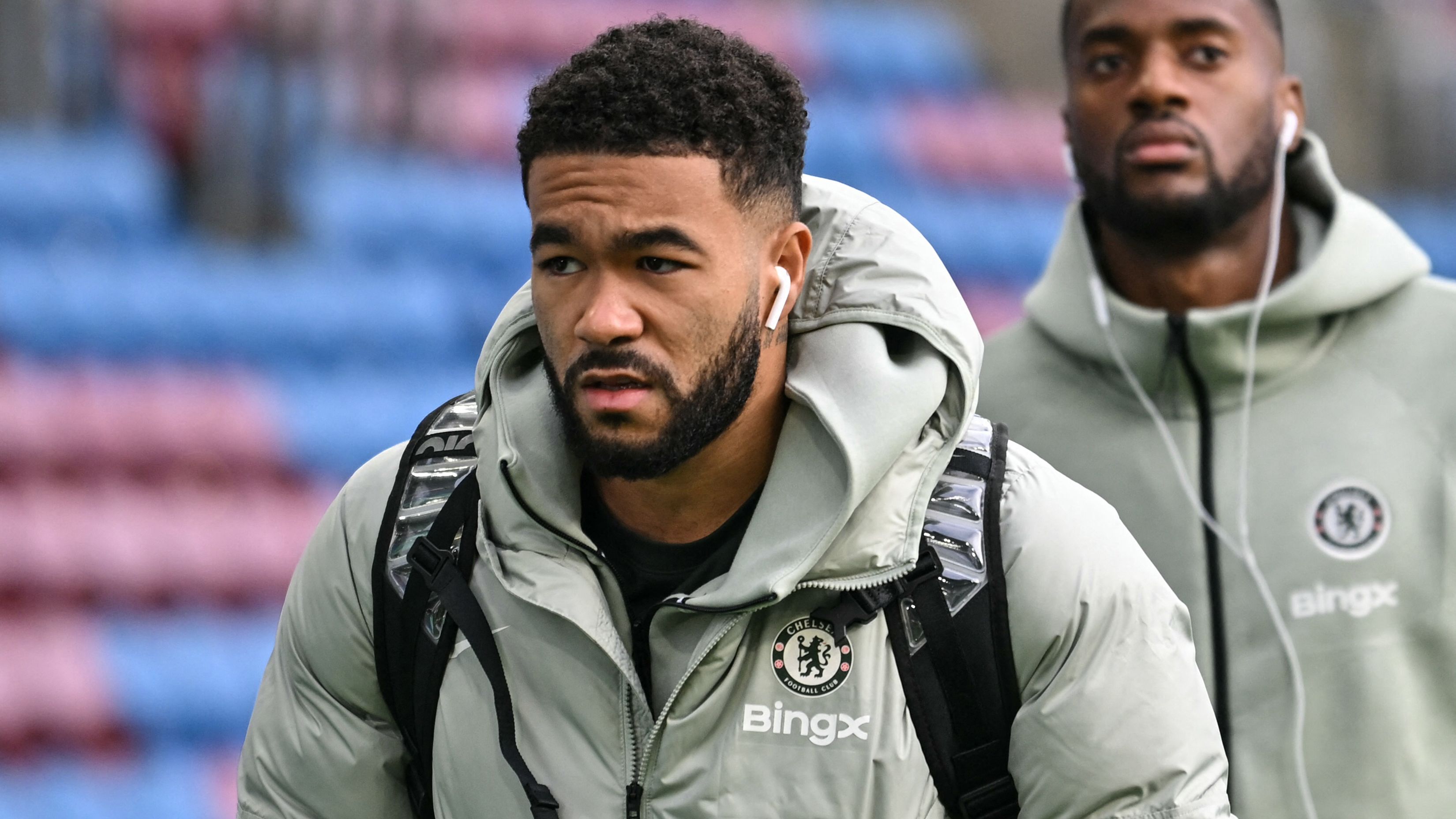 切尔西詹姆斯无恙，伯恩利胜利，巴塞罗那在望的新闻画面