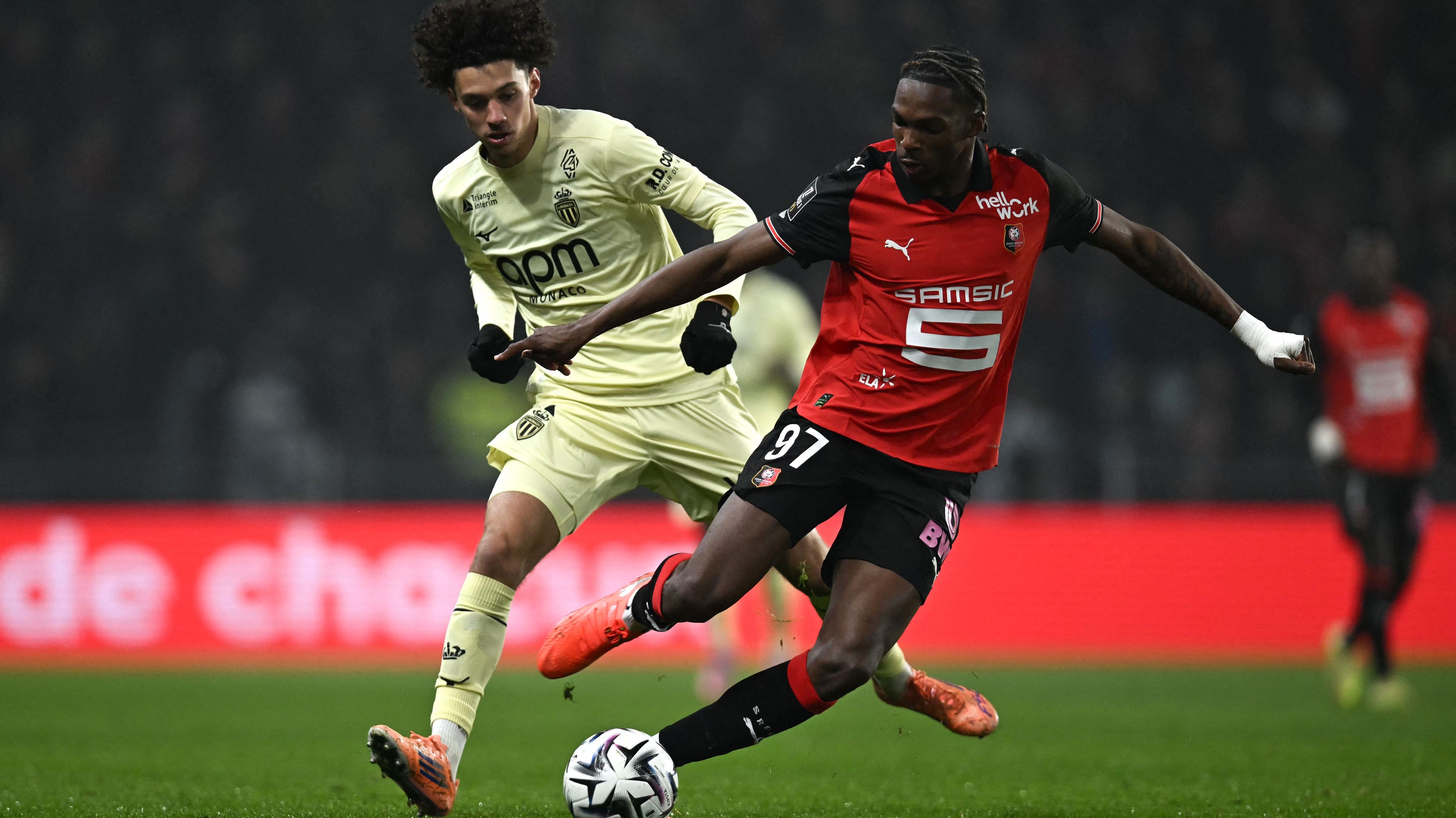 Difensore francese Jérémy Jaqué grave infortunio durante Rennes-Lens