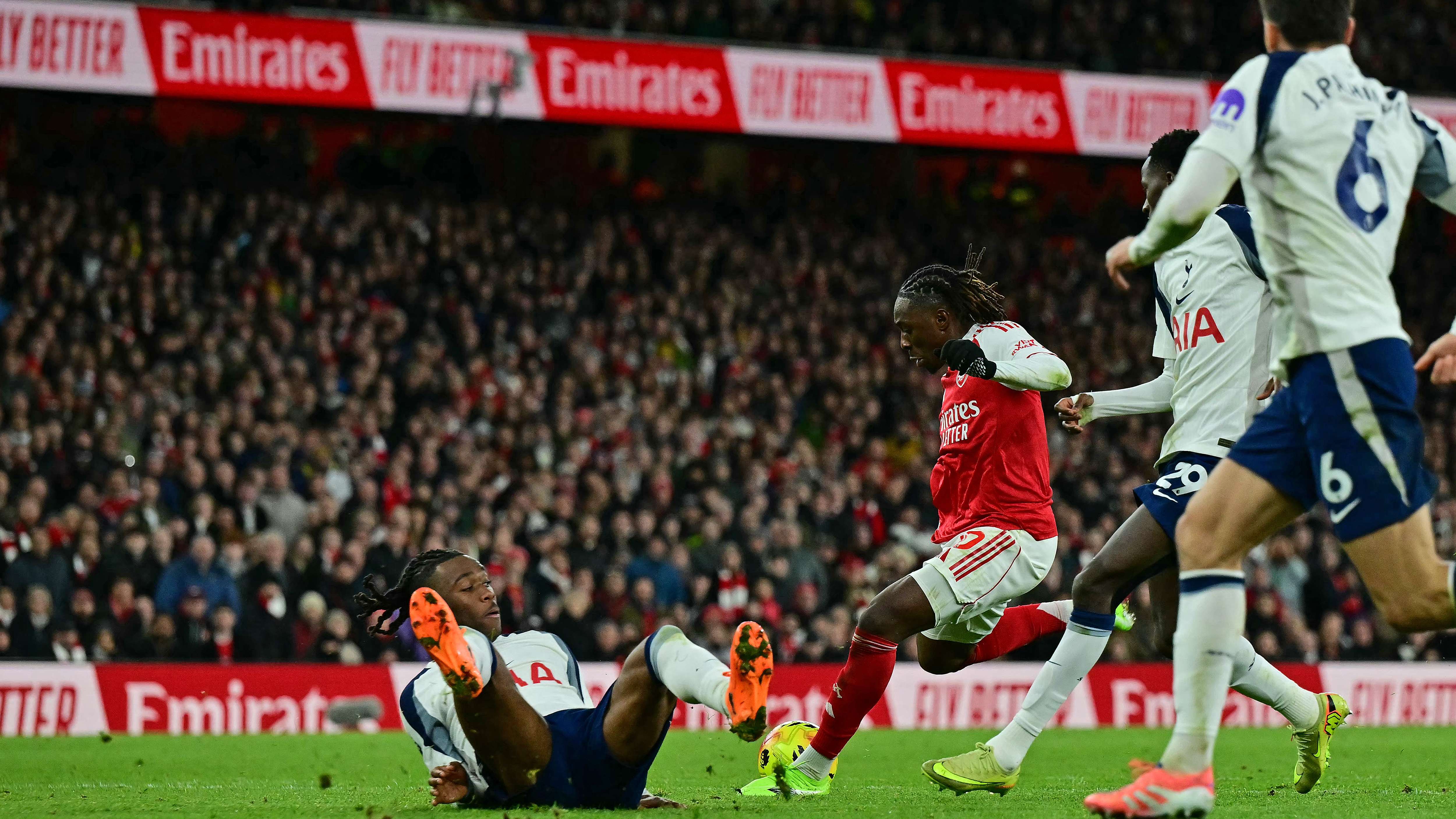 TOPSHOT-FBL-ENG-PR-ARSENAL-TOTTENHAM