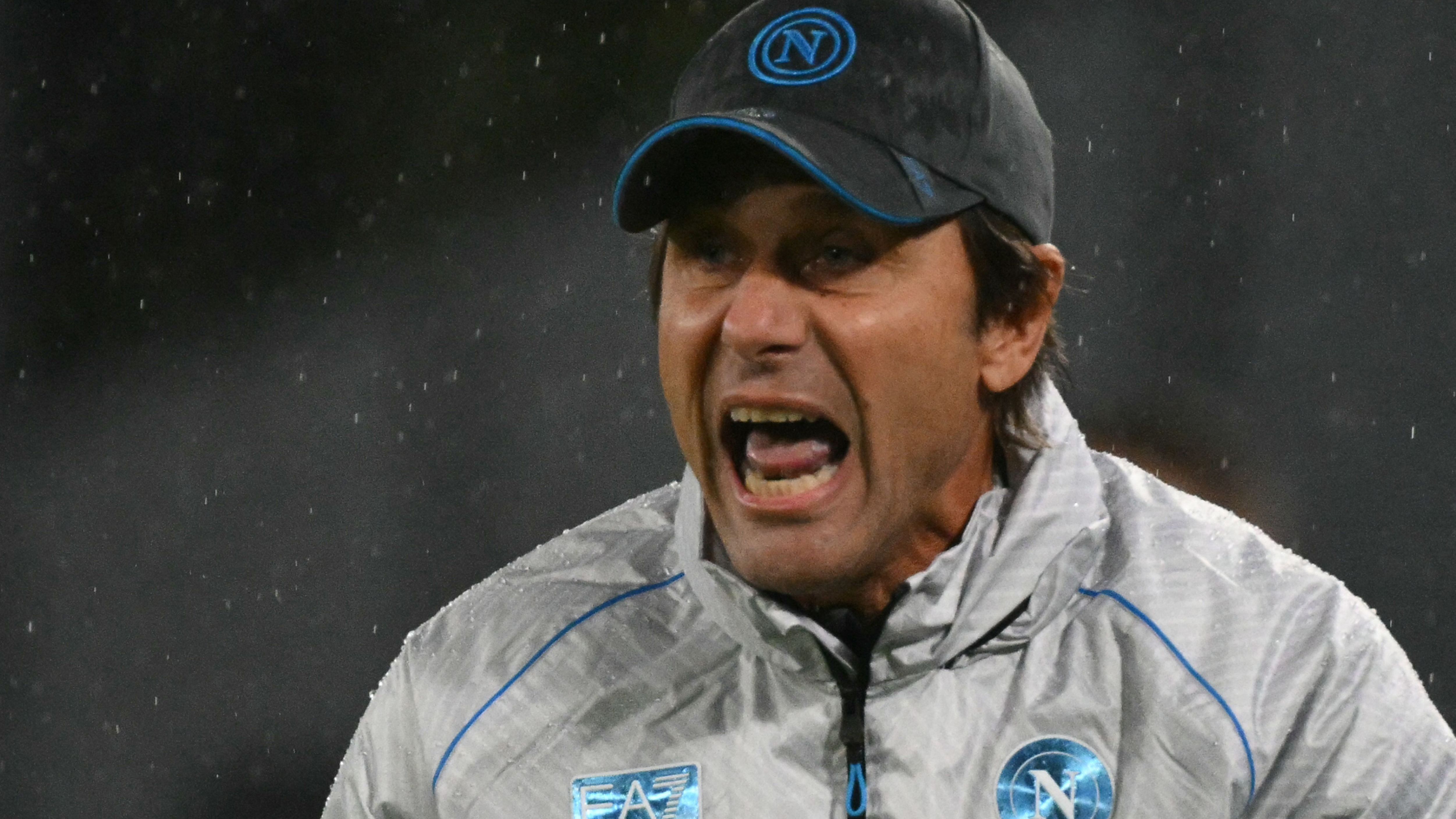 Foto de Napoli celebrando triunfo en la Champions con homenaje a Maradona