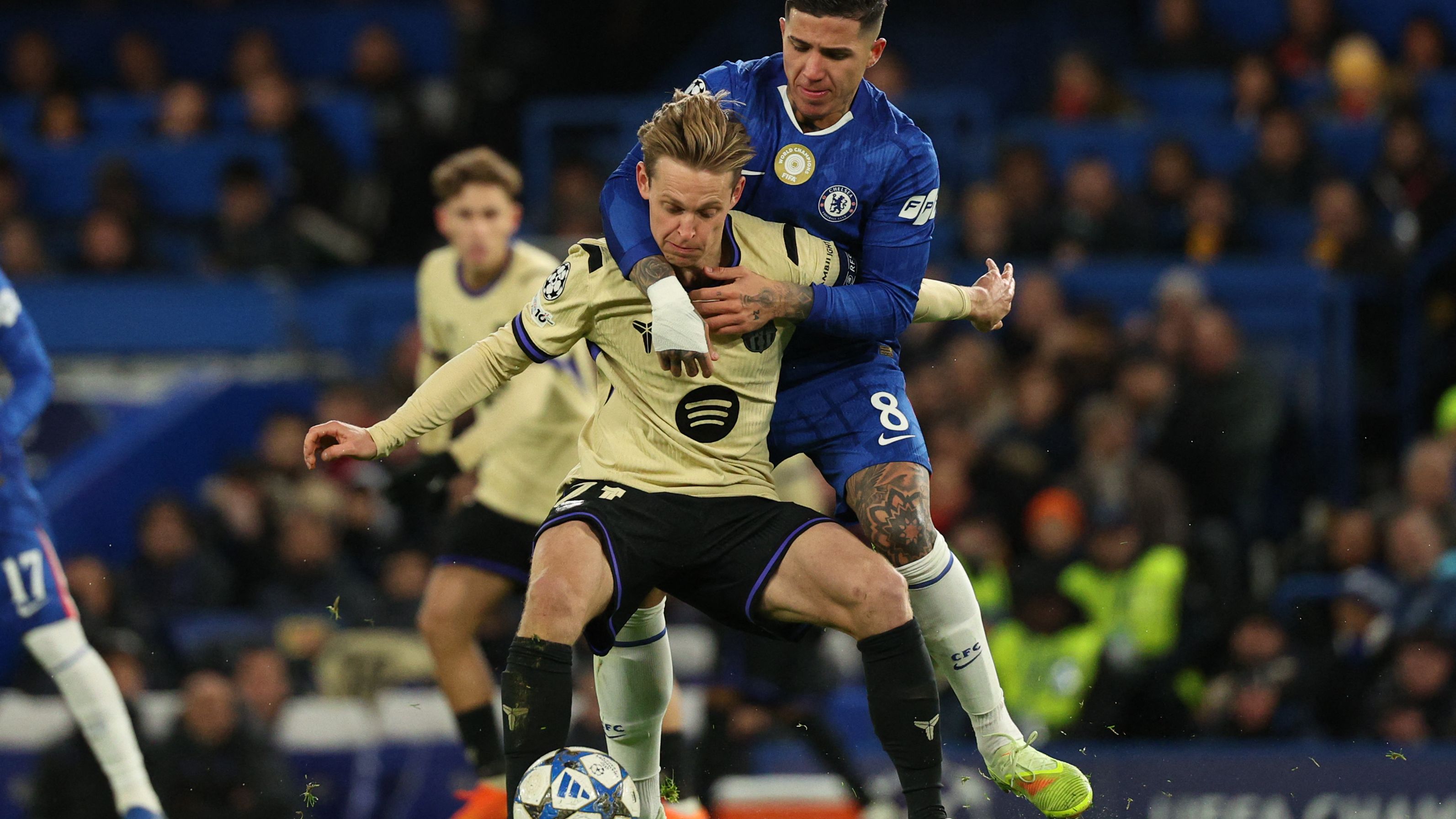 دي يونج تفهم سبب بقائه على مقاعد البدلاء